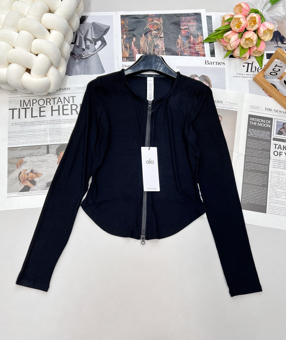 NO:465439,Alo25SS new threaded zipper long-sleeved shirt, this versatile body is made of fine rib knitted fabric, giving people a bossy feeling. 2-way adjustable zipper, corset style silhouette and fitting fit make it a versatile must-have item for layering and single wear, and brings energy to any occasion. The [jacquard words] on the neckline webbing is not a simple print, but is woven through a precision loom, which has three-dimensional touch and wear-resistant. The zipper head is made of matte metal [double-sided engraving brand logo] You can feel the weighty texture every time you pull it up. The wash mark and label are all designed with clear fonts and wash materials. Paired with trousers or fashionable leggings to create a generous look. Three-standard size sml code, alexander wang19860909alo25SS新款螺纹拉链长袖衫,这款百搭合身上衣采用精细罗纹针织面料制成,给人一种老板的感觉. 2 向可调节拉链、紧身胸衣风格廓形和贴身版型使其成为叠穿、单穿的百搭必备单品,并为任何场合带来提升能量.领口织带上的【提花字样】并非简单印花,而是通过精密织机编织而成,触感立体且耐磨. 拉链头选用磨砂金属材质【双面雕刻品牌logo】 每一次拉合都能感受到分量十足的质感. 洗水唛与挂牌均沿用品牌原版设计, 字体清晰、水洗材质. 搭配长裤或时尚紧身裤,打造大度造型.三标齐全 尺码sml 编码,,alexander wang,Women's clothing