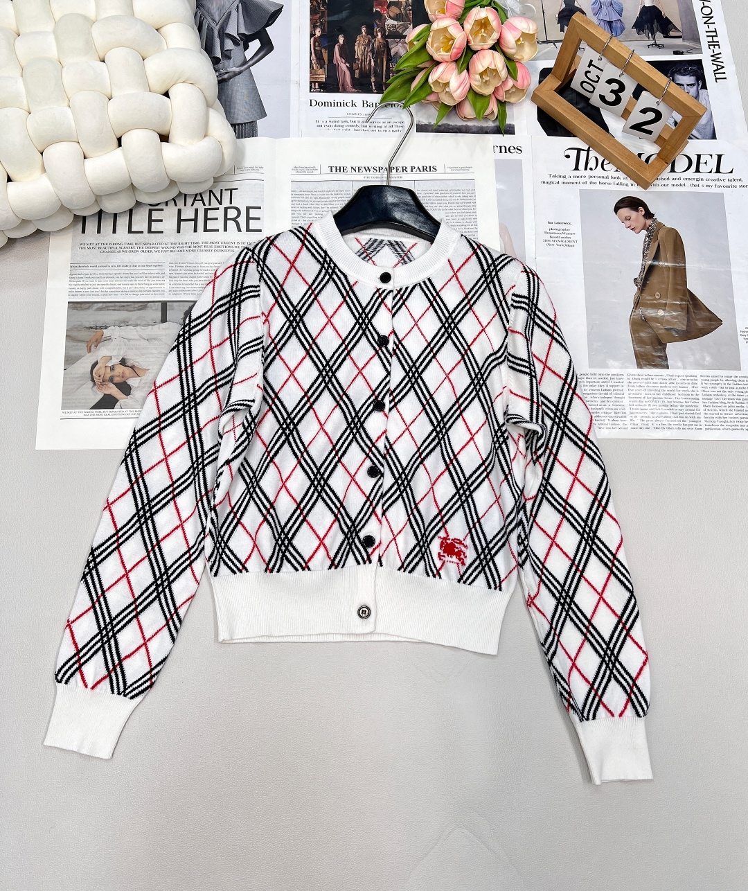 NO:467224,BURBERRY Burberry checked war horse embroidery cardigan shipping Academy style knitted cardigan shipping Classic custom yarn, heavy-work letter embroidery craftsmanship high-end luxury Custom letter buttons, can be worn alone and stacked. All yarn buttons are customized. Classic embroidered pony logo on the chest. Full of details. H small short style must-have for girls to reduce age. Original customization comprehensive craft jacquard plaid, war horse logo is low-key and luxurious, the upper body is very textured. The short design shows that the legs are long and not suppressed. Retro and playful suitable for the atmosphere of autumn and winter. Whether it is a date or daily commuting, it can make you the focus. Three standards are complete, large-scale products are available. Size sml code, burberry, burberry, alexander wang19860909BURBERRY 巴宝莉格纹战马刺绣开衫 学院风针织开衫出货 经典定制纱线, 重工字母刺绣工艺 高级奢华 定制字母扣,可单穿可叠加 纱线扣子全部定制 胸口经典刺绣小马标识 细节感拉满 .H小短款版型减龄少女必备.原版定制全面工艺提花格纹,战马徽标低调奢华, 上身是很有质感的存在 短款的设计显腿长不压身高 复古俏皮适合秋冬氛围感 无论是约会还是日常通勤,它都能让你成为焦点.三标齐全,大货出 尺码sml 编码,,burberry,burberry,alexander wang,Women's clothing