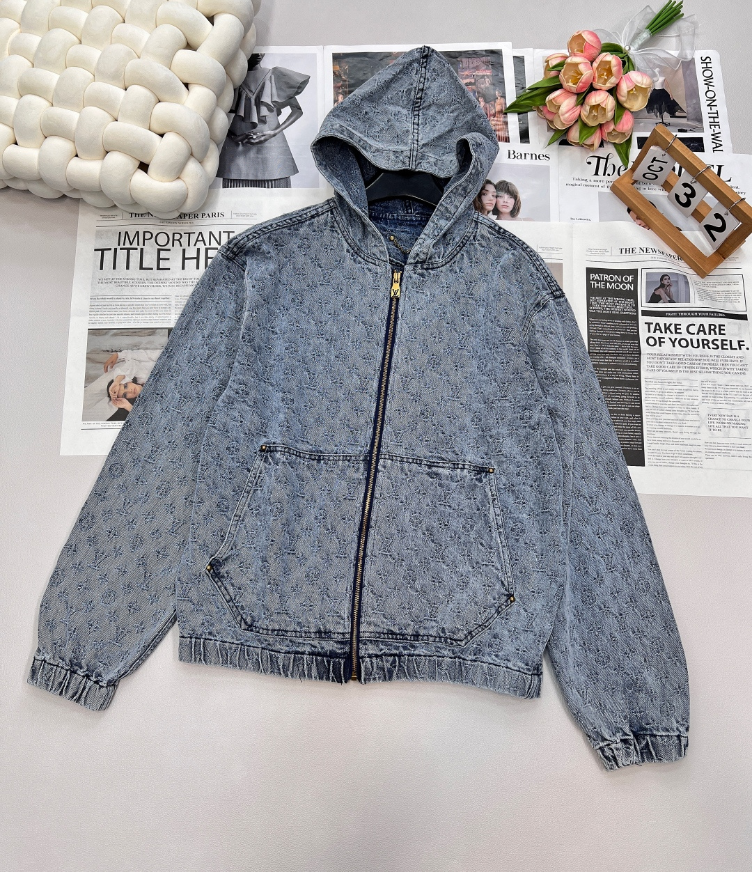 NO:467256,Louis Vuitton25Fw early autumn new old-fashion jacquard denim hooded jacket丨Exclusive high-end production!  Sewn with denim, full of Monogram jacquard patterns, creating an eye-catching and outstanding shape. Men and women are the same style. Highly recommended items. The workmanship quality depends on the details. Men and women are the same style, and the three standards are complete!  Large-scale size smlXL code L, louis vuitton, jackets & coats,hats,alexander wang19860909Louis Vuitton25Fw早秋新款老花提花牛仔连帽外套丨独家高版出品！采用牛仔布缝制,满印Monogram提花图案,缔造夺目出众的造型. 男女同款 强烈推荐单品.做工品质看细节,男女同款,三标齐全！大货出 尺码smlXL 编码L,,louis vuitton,jackets & coats,hats,alexander wang,Women's clothing
