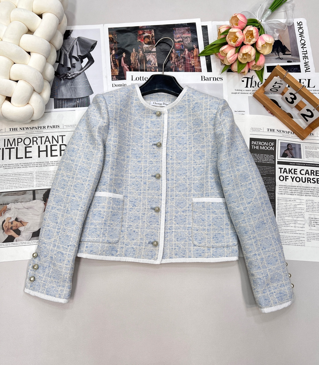 NO:467270,The exquisite weaving craftsmanship of the DIOR cruise plaid tweed jacket is the soul of this jacket. Dior's craftsmen carefully select high-quality yarns with extraordinary skills. Through fine and orderly weaving, they give the fabric a rich sense of layering and texture. Each texture is delicate and clear, like a carefully carved work of art. You can feel the soft touch and solid quality by touching it gently. This weaving process not only enhances the visual beauty of the jacket, but also enhances its warmth and durability, allowing fashion and practicality to be perfectly integrated.  In terms of design details, Dior has interpreted elegance to the extreme. The classic round neck design is simple and elegant, just showing the beautiful lines of the neck, and also provides more possibilities for matching. Whether it is paired with an exquisite necklace or a simple scarf, it can easily create different styles. The buttons on the front of the jacket are neatly arranged, and high-quality materials are used to flash a warm luster under the light, adding a bit of exquisiteness and luxury to the overall shape. The symmetrical pockets on both sides are not only practical, but also inadvertently enrich the outline of the jacket, making it more three-dimensional and stylish. The three-standards are complete, and the large-scale size sml code is sml coded, dior, dior, jackets & coats, necklace, alexander wang19860909DIOR cruise25系列 戴妃藤格纹粗花呢外套精湛的编织工艺,则是这件外套的灵魂所在.迪奥的工匠们以超凡的技艺,精心挑选优质的纱线,通过细密而有序的编织,赋予了面料丰富的层次感与质感.每一处纹理都细腻而清晰,如同精心雕琢的艺术品,轻轻触摸,便能感受到那柔和的触感与扎实的品质.这种编织工艺不仅提升了外套的视觉美感,更增强了其保暖性与耐用性,让时尚与实用完美融合. 在设计细节上,迪奥更是将优雅演绎到了极致.经典的圆领设计,简洁大方,恰到好处地展现出颈部的优美线条,同时也为搭配提供了更多的可能性.无论是搭配一条精致的项链,还是一条简约的丝巾,都能轻松营造出不同的风格.外套正面排列整齐的纽扣,选用高品质的材质,在灯光下闪烁着温润的光泽,为整体造型增添了几分精致与奢华.两侧对称的口袋,不仅具有实用性,更是在不经意间丰富了外套的轮廓,使其更加立体有型.三标齐全,大货出 尺码sml 编码,,dior,dior,jackets & coats,necklace,alexander wang,Women's clothing