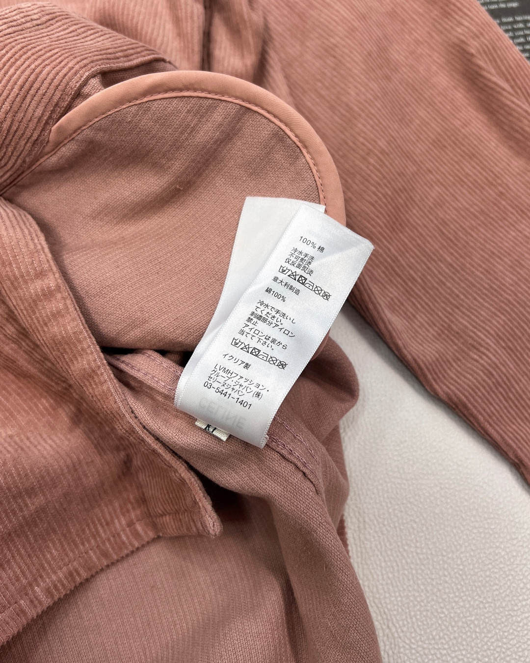 🆕2024Ss CELINE 早秋新品复古灯芯绒衬衫外套版型是衬衫式的夹克设计，工装风口袋元素~订制的徽