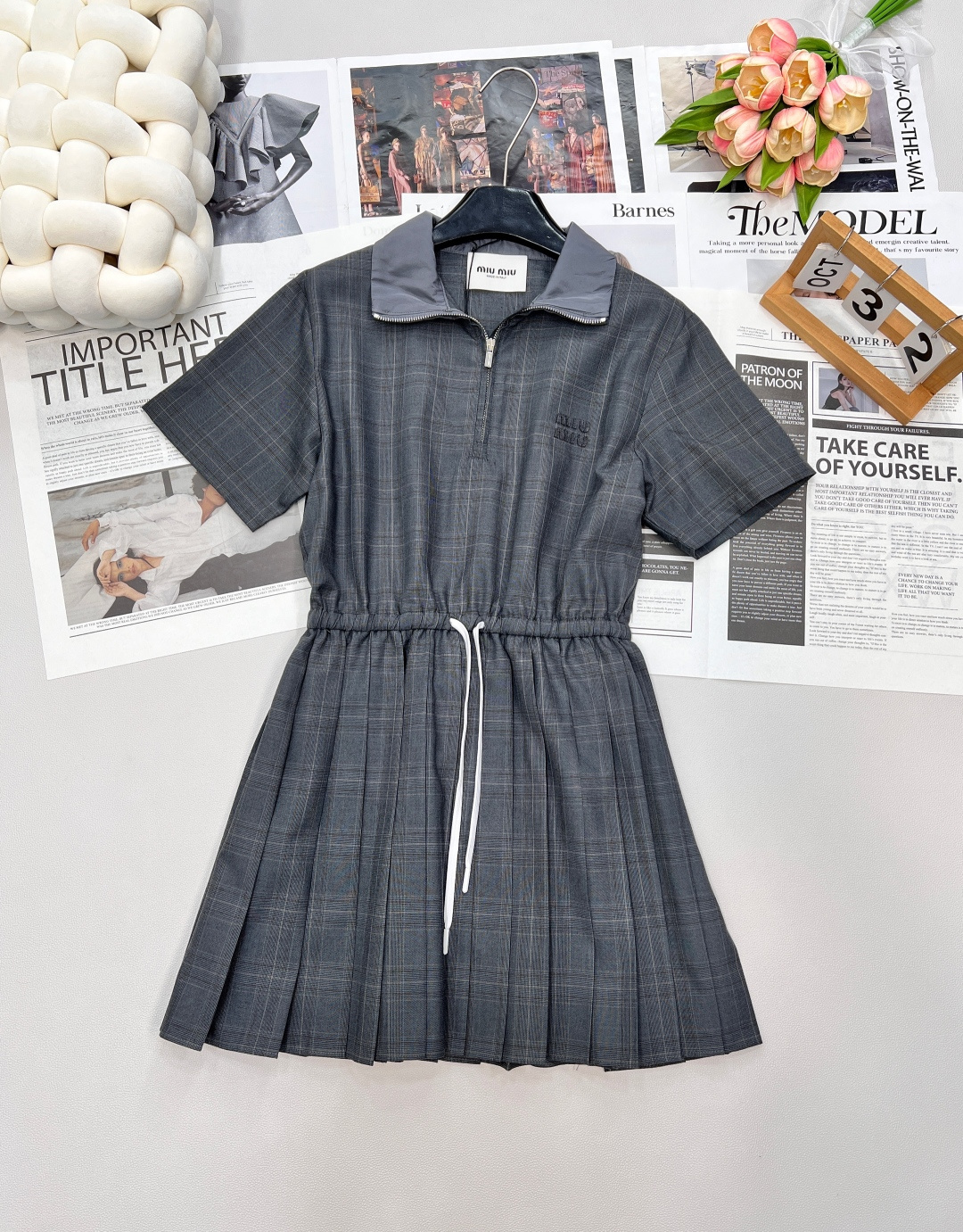 NO:467255,Miumiu 2025 new plaid short-sleeved dress, custom YB imported 100% fine imitation wool material, high-quality texture, smooth and comfortable, zipper half-pallet dress style, the collar of the top is light gray contrasting, forming a collision contrast with the body plaid, highlights, chest embroidery outline letter logo, presenting the Miao-series exclusive well-behaved college style, waist drawstring design, elastic and random adjustment, pleated skirt covers the hips more inclusive, easy to highlight the proportional advantages, create long-legged charm, customized surface accessories, complete three standards, large-scale products, size sml code,,miumiu, skirts, T-shirt, alexander wang19860909Miumiu2025新款格纹短袖连衣裙,定制YB进口百分百精仿羊毛材质 质感高级 垂顺舒适 拉链半开襟连衣裙版型 上衣领口作浅灰色撞色处理 与通体格纹形成碰撞对比 亮点突出 胸前刺绣勾勒字母徽标 呈现缪系专属乖巧学院风格 腰间抽绳设计 松紧随意调节 百褶裙摆遮胯更包容 轻松突出比例优势 打造长腿魅力 定制面辅料 ,三标齐全,大货出 尺码sml 编码,,miumiu,skirts,T-shirt,alexander wang,Women's clothing