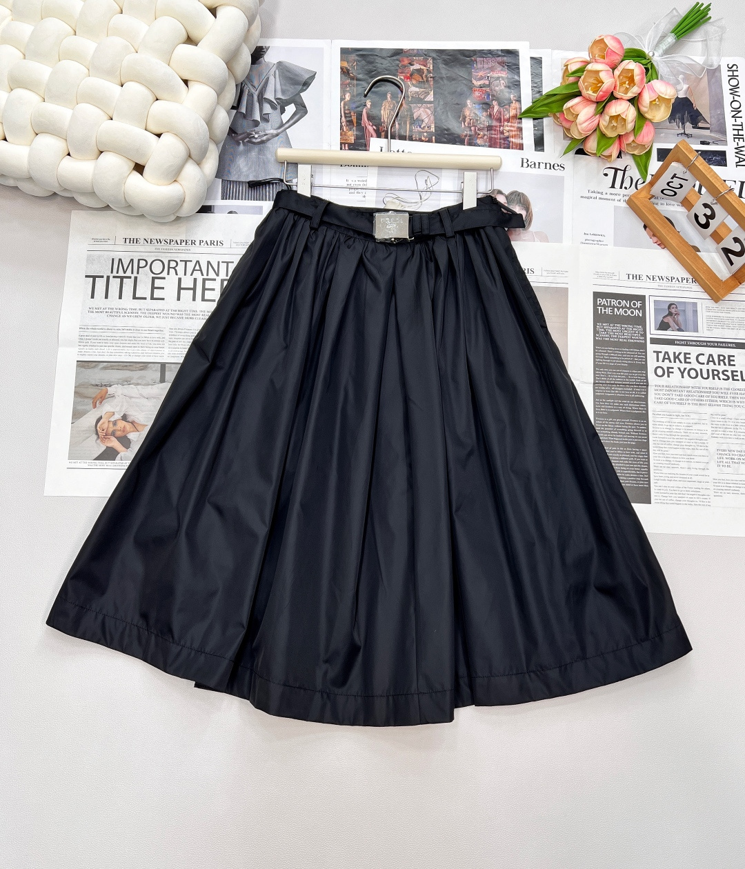 NO:467281,Prada2025SS new high-waist belt pleated skirt, customized YB imported environmentally friendly recycled nylon material, textured and glossy, comfortable and stylish, high-waist mid-length skirt, A-shaped umbrella-shaped style, neat pleats to create a micro-popular skirt, modify the legs, make the waist look slim and relaxed, metal snap buttons at the waist, engraved with letters, logo belt, highlight the taste, outline the waist curve, make the matching more elegant and charming, fashionable and trendy Customized surface accessories, complete three standards, large-scale products, size sml code,,prada, skirts,alexander wang19860909Prada2025SS新款高腰腰带褶皱半裙,定制YB进口环保再生尼龙材质 质感光泽 舒适有型 高腰中长半身裙 A字伞状款式 利落褶皱打造微蓬裙边造型 修饰腿形显瘦松弛 腰间金属按扣印刻字母徽标腰带 凸显品味勾勒腰身曲线 让搭配更具优雅魅力 时髦潮流 定制面辅料,三标齐全,大货出 尺码sml 编码,,prada,skirts,alexander wang,Women's clothing