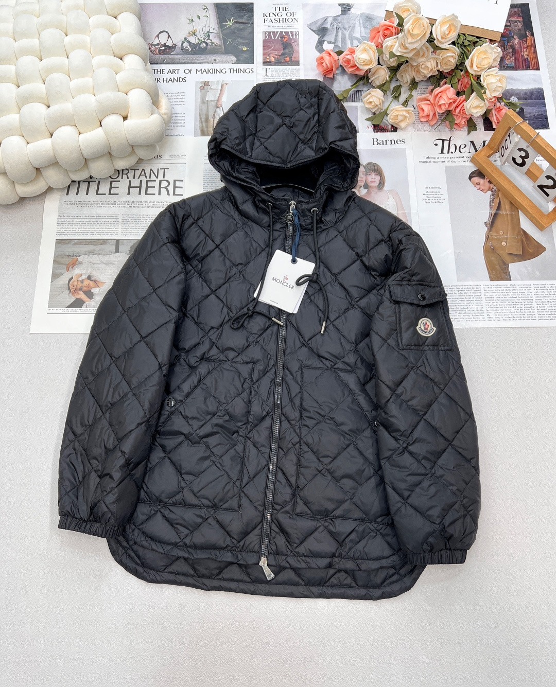 NO:467330,With dust bag Moncler 2025 new diamond hooded drawstring mid-length down jacket, customized YB imported windproof and waterproof nylon material, its process restores, upgraded materials, improve the function of cold resistance in autumn and winter, white goose velvet filling the inner part, the whole piece is light and warm, hooded drawstring style, diamond embossed throughout, oblique socket pocket hand warming increases capacity, rich and practical design, the outer flip pocket echoes the pocket of the arm, embossed with iconic logo patches, show low-key and high-end, decorate details can successfully show quality, get rid of dullness, integrate warmth and fashionable, velvet filling: white goose velvet filling standard: national standard 90 velvet Customized surface auxiliary materials, three standards, two colors Size sml code M, down jacket, hats, alexander wang19860909配防尘袋Moncler2025新款菱格连帽抽绳中长款羽绒服,定制YB进口防风防水尼龙材质 其工艺还原 升级材质 提升秋冬御寒功能 白鹅绒填充内里 整件轻盈保暖 连帽抽绳版型 通体采用菱格压纹 斜插口袋暖手增大容量 设计丰富实用 手臂外侧翻盖口袋呼应 点缀标志性徽标贴布 彰显低调高级感 装点细节就能成功展现品质 摆脱沉闷 集保暖与时髦一体 充绒物:白鹅绒 充绒标准:国标90绒 定制面辅料 ,三标齐全,两色出 尺码sml 编码M,,down jacket,hats,alexander wang,Women's clothing