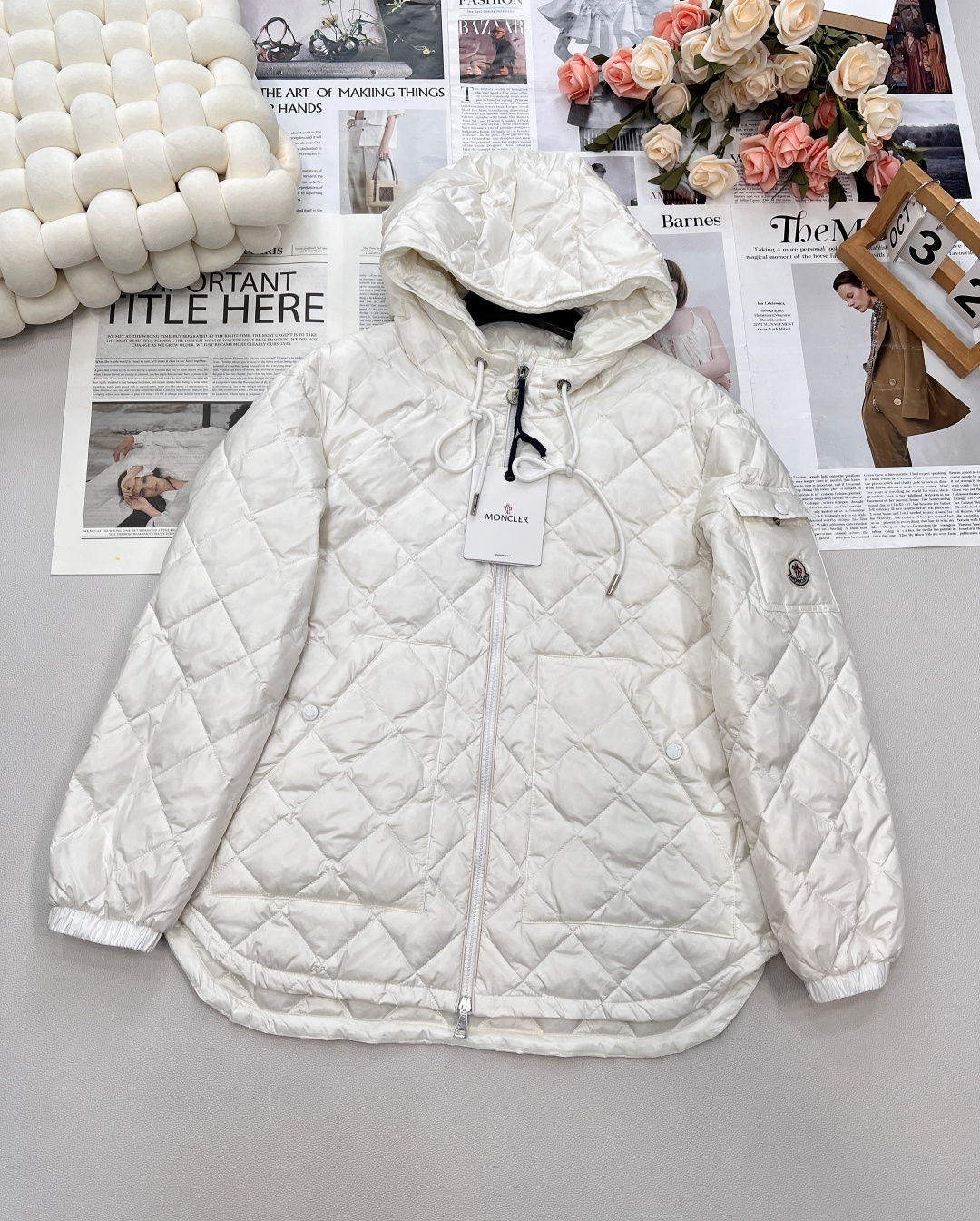 NO:467343,With dust bag Moncler 2025 new diamond hooded drawstring mid-length down jacket, customized YB imported windproof and waterproof nylon material, its process restores, upgraded materials, improve the function of cold resistance in autumn and winter, white goose velvet filling the inner part, the whole piece is light and warm, hooded drawstring style, diamond embossed throughout, oblique socket pocket hand warming increases capacity, rich and practical design, the outer flip pocket echoes the pocket of the arm, embellishes the iconic logo patch, highlights the low-key and high-end feeling, decorates details to successfully show quality, get rid of dullness, integrates warmth and fashionable, velvet filling: white goose velvet filling standard: national standard 90 velvet Customized surface auxiliary materials, three standards, two colors, size sml code, down jacket, hats, alexander wang19860909配防尘袋Moncler2025新款菱格连帽抽绳中长款羽绒服,定制YB进口防风防水尼龙材质 其工艺还原 升级材质 提升秋冬御寒功能 白鹅绒填充内里 整件轻盈保暖 连帽抽绳版型 通体采用菱格压纹 斜插口袋暖手增大容量 设计丰富实用 手臂外侧翻盖口袋呼应 点缀标志性徽标贴布 彰显低调高级感 装点细节就能成功展现品质 摆脱沉闷 集保暖与时髦一体 充绒物:白鹅绒 充绒标准:国标90绒 定制面辅料 ,三标齐全,两色出 尺码sml 编码,,down jacket,hats,alexander wang,Women's clothing