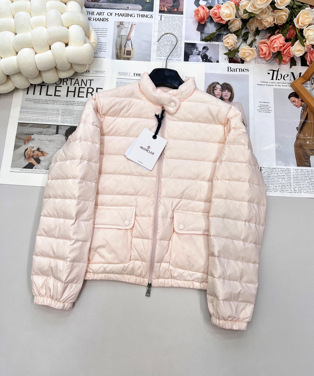 NO:467316,With dust bag Moncler2025SS new vertical collar lapel thin down jacket, customized YB imported nylon material, its craftsmanship restored, upgraded material, waterproof and windproof function of nylon, white goose down filling inner, light and warm, Zipper plaid, lapel stand-up collar two-wear design, classic rectangular bar embossing treatment, changeable outfit, iconic logo patch embellishment on the outside of the arm, highlighting the low-key and high-end feeling, flip pocket design to protect the cold, exquisite details can successfully get rid of dullness, integrate warmth and fashionable, customized surface accessories, accurate version, velvet filling standard: national standard 90 velvet filling: white goose down, three standards, large-scale products, size sml code M, down jacket, alexander wang19860909配防尘袋Moncler2025SS新款立领翻领薄款羽绒服,定制YB进口尼龙材质 其工艺还原 升级材质 具备尼龙的防水防风御寒功能 白鹅绒填充内里 整件轻盈保暖 拉链开襟 翻领立领两穿设计 经典长方条形压纹处理 穿搭造型多变 手臂外侧标志性徽标贴布点缀 彰显低调高级感 翻盖口袋设计御寒实用 精致细节就能成功摆脱沉闷 集保暖与时髦一体 定制面辅料 认准版本 充绒标准:国标90绒 充绒物:白鹅绒 ,三标齐全,大货出 尺码sml 编码M,,down jacket,alexander wang,Women's clothing