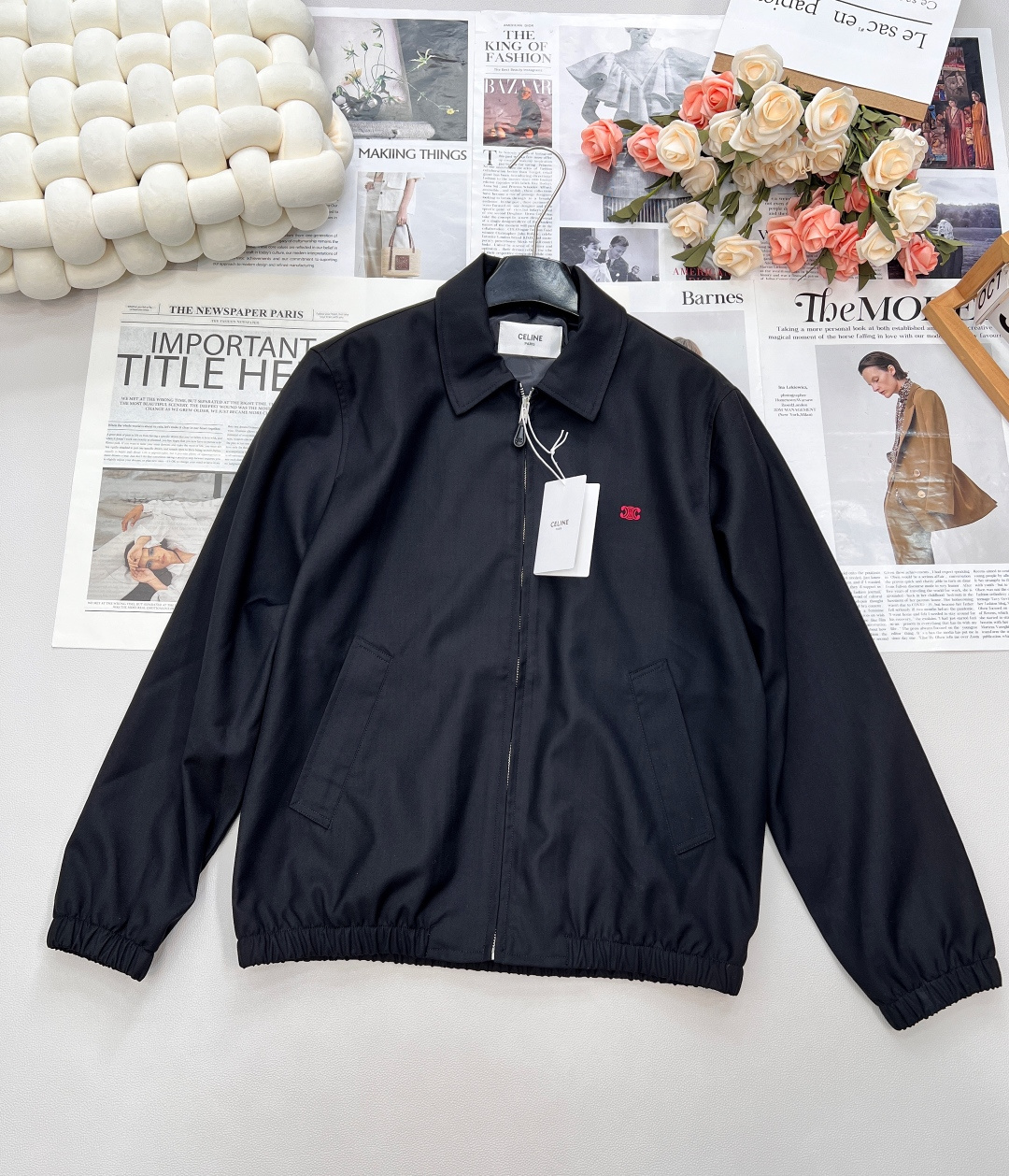 NO:467304,Celine2025SS new embroidered logo cotton jacket, customized YB imported silk cotton material, delicate texture, full drape, more comfortable outfit, zippered flight jacket style, shoulder lapel design, inner lapel, light khaki and dark black color matching, suitable for casual wear in autumn and winter, double pockets three-dimensional tailoring on the hem, more eye-catching and fashionable, letter logo on the chest echoes the contrasting color, leather zipper buckle embellishes more eye-catching, exquisite and durable details highlight the brand style, presenting a casual college old money style, fashionable and fashionable outfit, customized surface accessories, accurate version, three standards, two colors, size sml code, celine, jackets & coats, jackets & coats, alexander wang19860909Celine2025SS新款刺绣徽标衔棉夹克外套,定制YB进口丝棉材质 质感细腻 垂感十足 穿搭更为舒适 拉链飞行夹克版型 落肩翻领设计 内里衔棉 通体浅卡其和深黑两款配色 适配秋冬休闲穿搭 下摆双口袋立体剪裁 容量增加更吸睛时髦 胸前字母徽标呼应撞色 皮质拉链扣点缀更亮眼 精致耐看的细节突出品牌格调 呈现随性学院老钱风格 穿搭时髦洋气 定制面辅料 认准版本 ,三标齐全,两色出 尺码sml 编码,,celine,jackets & coats,jackets & coats,alexander wang,Women's clothing