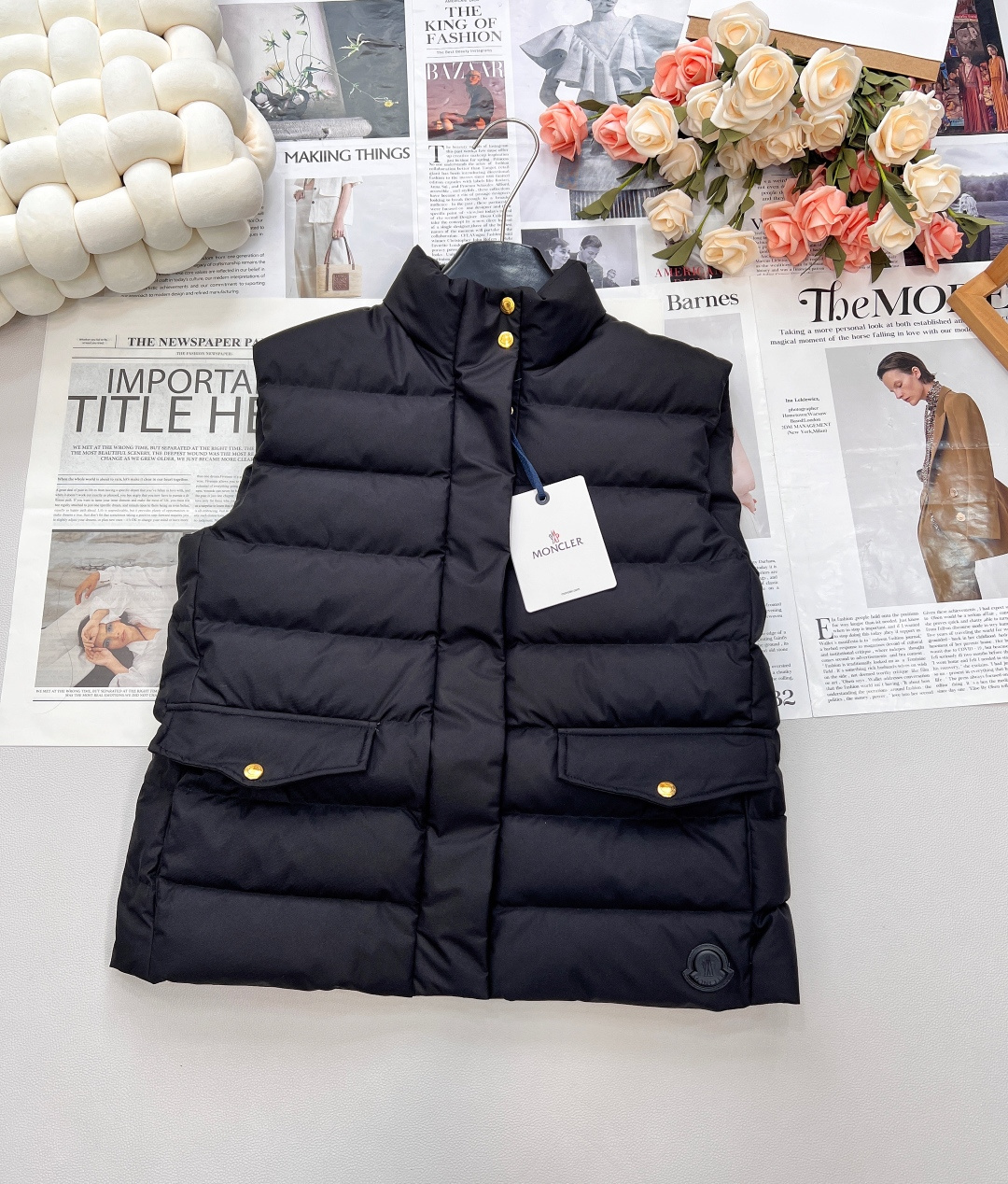 NO:467317,With dust bag Moncler2025 new standing collar down vest, customized YB windproof and waterproof nylon material, white goose velvet filling inner lining, the whole piece is light and warm, stand-up lapel two-wear slim vest, warm and not bloated, stronger wearability, classic checkered texture, matched with waist badge brand logo decoration, presenting high-end style and taste, flip pocket design, enhance practicality, style is different from large version, integrating warmth and fashionable, getting rid of traditional down bloat, first choice for layering in autumn and winter, custom face accessories, accurate version, filling standard: national standard 90 velvet, filling material: white goose velvet, complete three standards, large-scale products, size sml, edited, down jacket, alexander wang19860909配防尘袋Moncler2025新款立领羽绒马甲,定制YB防风防水尼龙材质 白鹅绒填充内里 整件轻盈保暖 立领翻领两穿修身马甲 暖和不显臃肿 穿搭性更强 经典长方格纹理 搭配腰侧徽章品牌标装饰 呈现高级格调品味 翻盖口袋设计 提升实用性 版型区别于大版型 集保暖与时髦一体 摆脱传统的羽绒臃肿 秋冬叠穿首选 定制面辅料 认准版本 充绒标准:国标90绒 充绒物:白鹅绒 ,三标齐全,大货出 尺码sml 编,,down jacket,alexander wang,Women's clothing