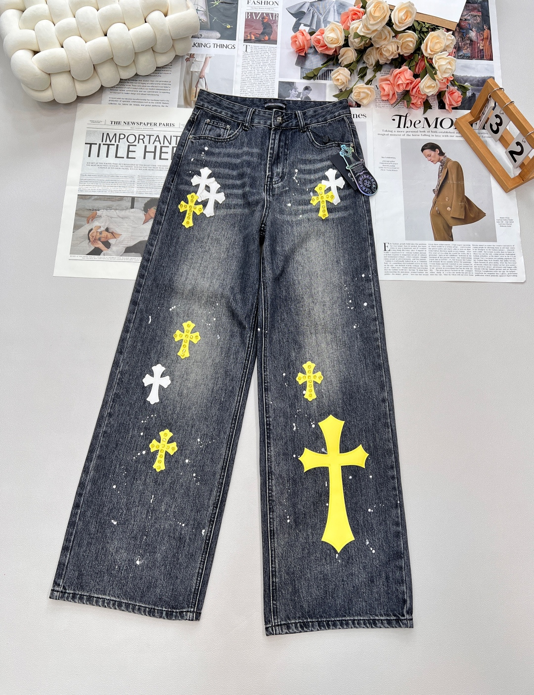 NO:467331,25SS new autumn and winter Chrome Hearts new cross straight jeans, cross pants of the year, multi-heavy heavy craftsmanship, artificial ink, special embroidered nail diamonds, pure cotton fabric, soft fabric on the upper body is very comfortable to wear, front and back ink cross logo nail diamond design highlights the brand tone, high waist wide-leg style is super good looking, slimming and covering the flesh slightly mopping, street style is full, light gray autumn and winter very white and showing legs long and versatile classic custom hardware accessories, three standards are complete, large-scale size sml code K, chrome hearts, chrome hearts, jeans, alexander wang1986090925SS款秋冬新品Chrome Hearts克罗心重工新款十字架直筒牛仔裤,年度十字架裤王,多重重工工艺加持,人工点墨,特种绣钉钻,采用纯棉的面料,上身柔软面料穿起来非常舒适,前后点墨十字架logo钉钻设计彰显品牌调性,高腰阔腿版型超好看显瘦遮肉略带拖地,街头风格拉满,浅灰色秋冬非常显白显腿长百搭经典款定制五金配件,三标齐全,大货出 尺码sml 编码K,,chrome hearts,chrome hearts,jeans,alexander wang,Women's clothing