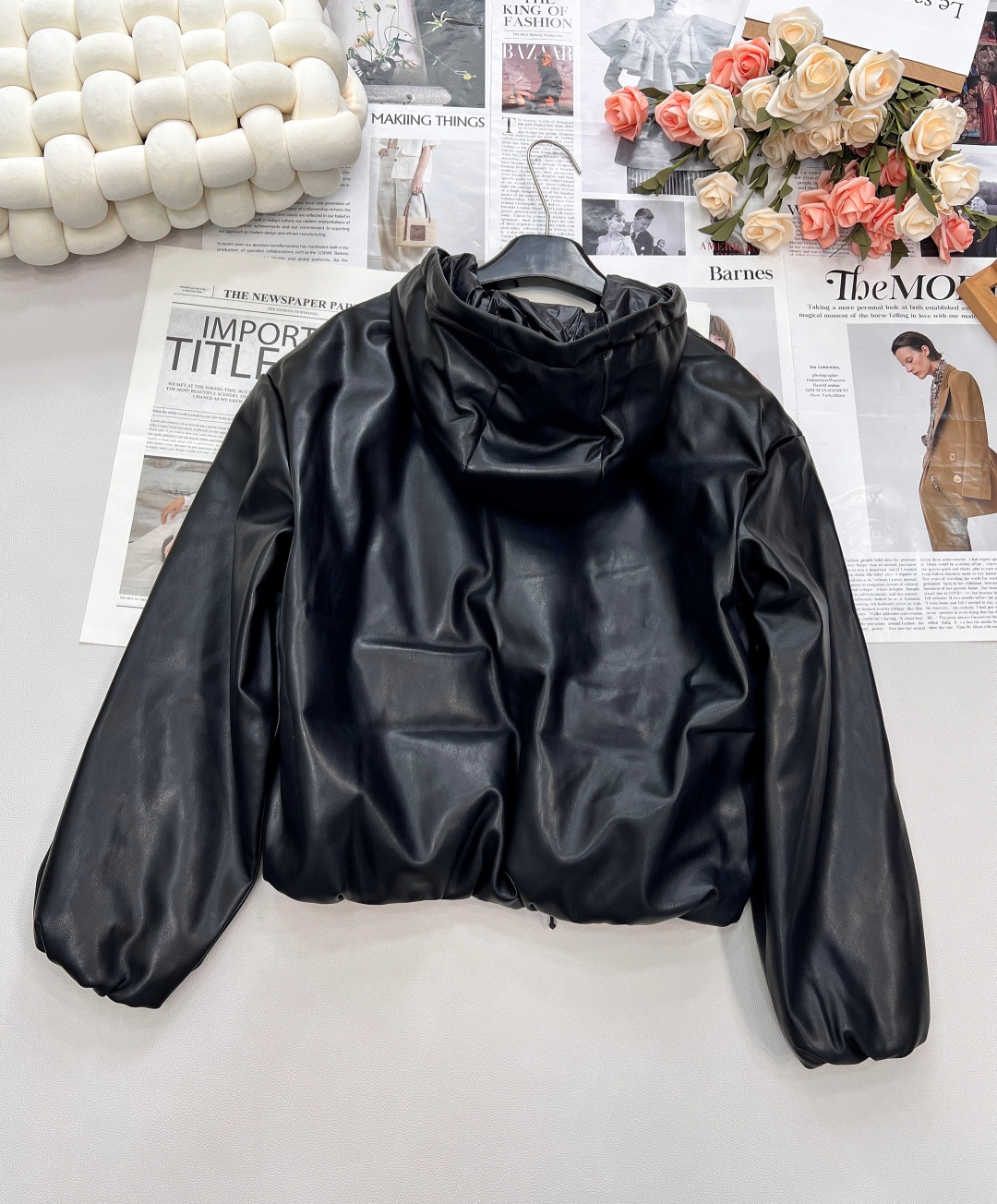 🆕miumiu25SS秋冬新款连帽羽绒服皮衣 采用高品质皮革精心打造，表面呈现出细腻且富有光泽的质感，每