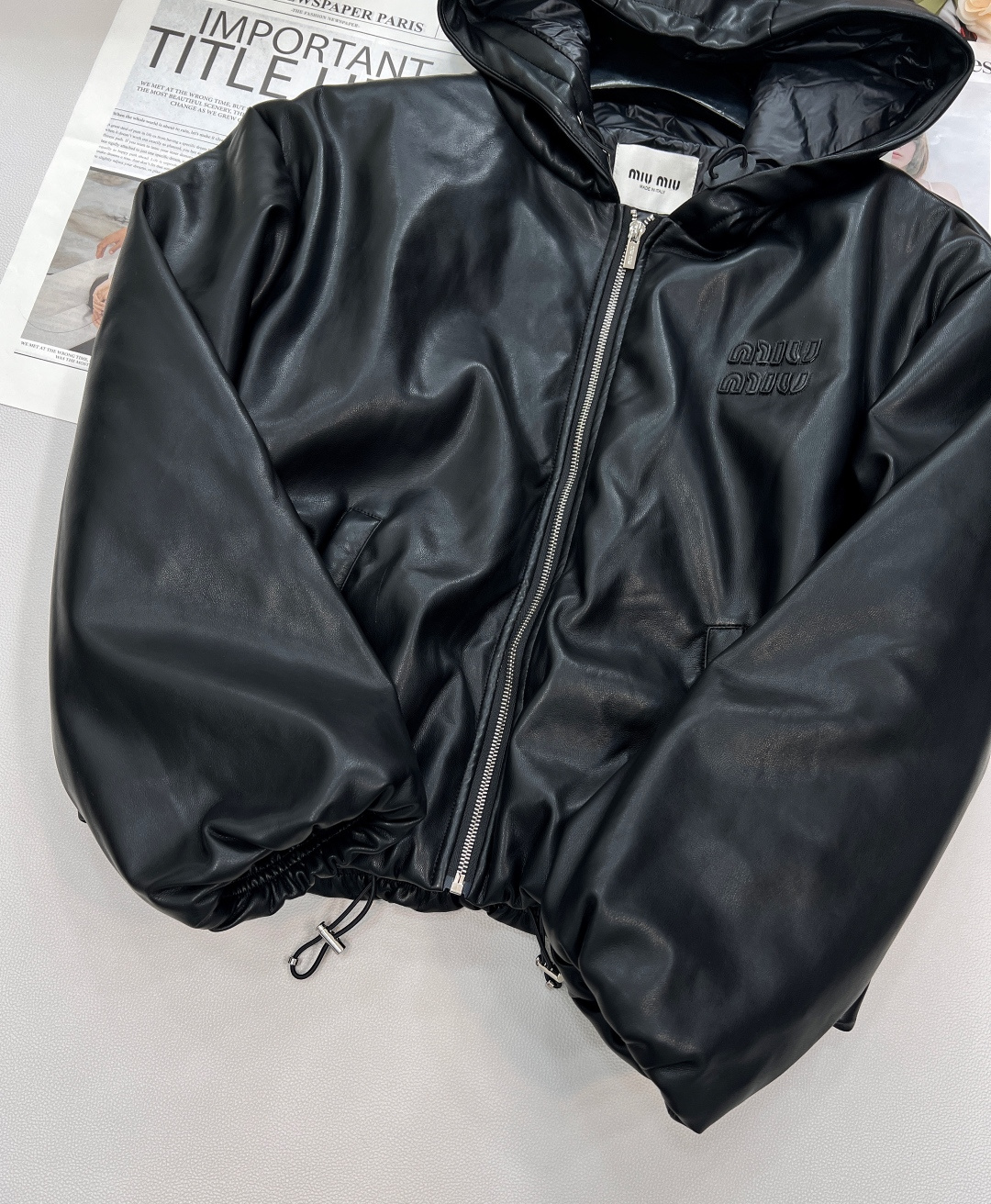 🆕miumiu25SS秋冬新款连帽羽绒服皮衣 采用高品质皮革精心打造，表面呈现出细腻且富有光泽的质感，每