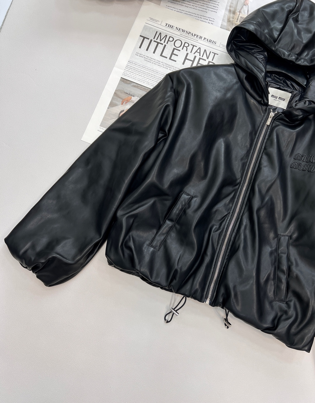 🆕miumiu25SS秋冬新款连帽羽绒服皮衣 采用高品质皮革精心打造，表面呈现出细腻且富有光泽的质感，每