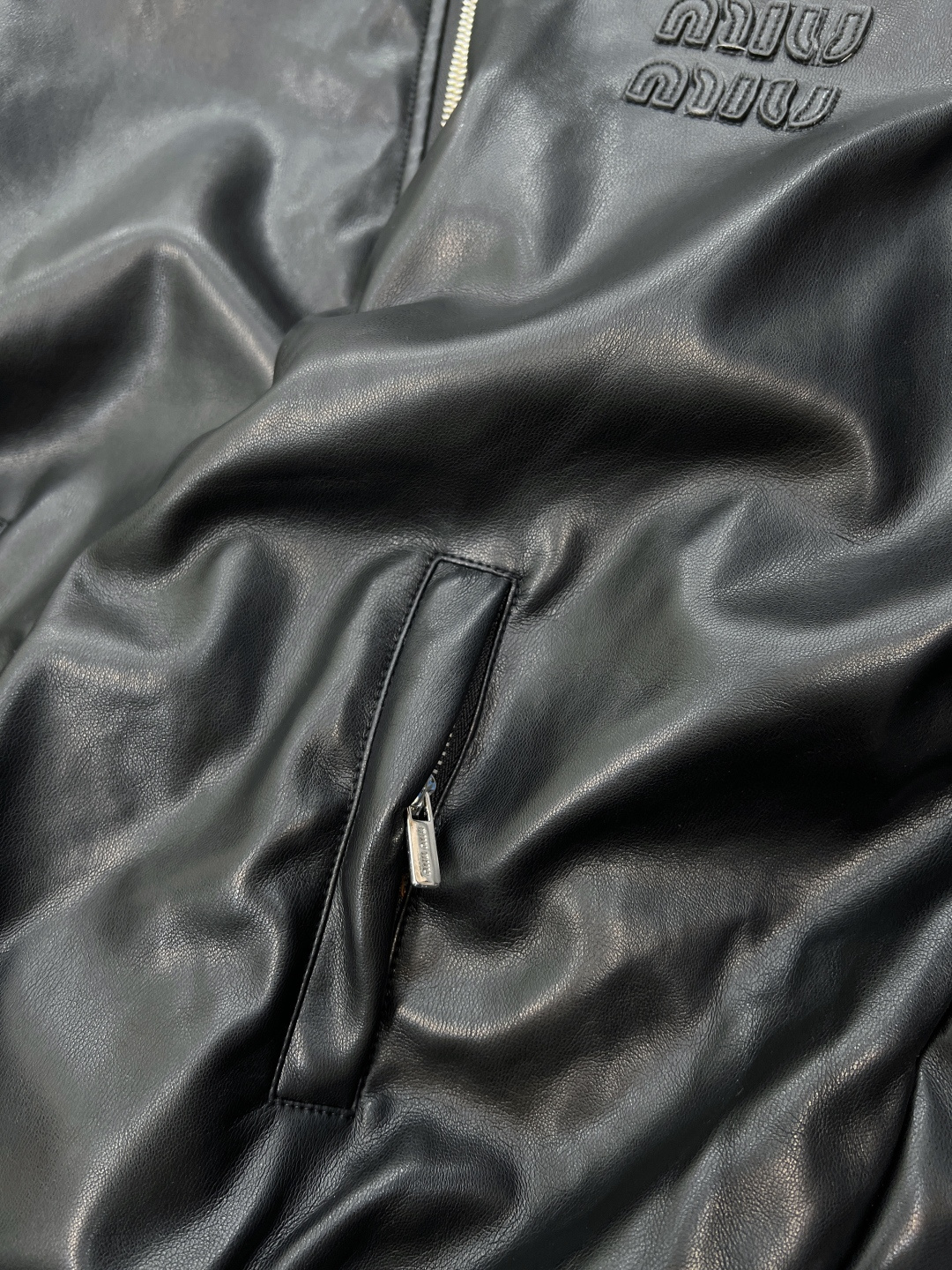 🆕miumiu25SS秋冬新款连帽羽绒服皮衣 采用高品质皮革精心打造，表面呈现出细腻且富有光泽的质感，每