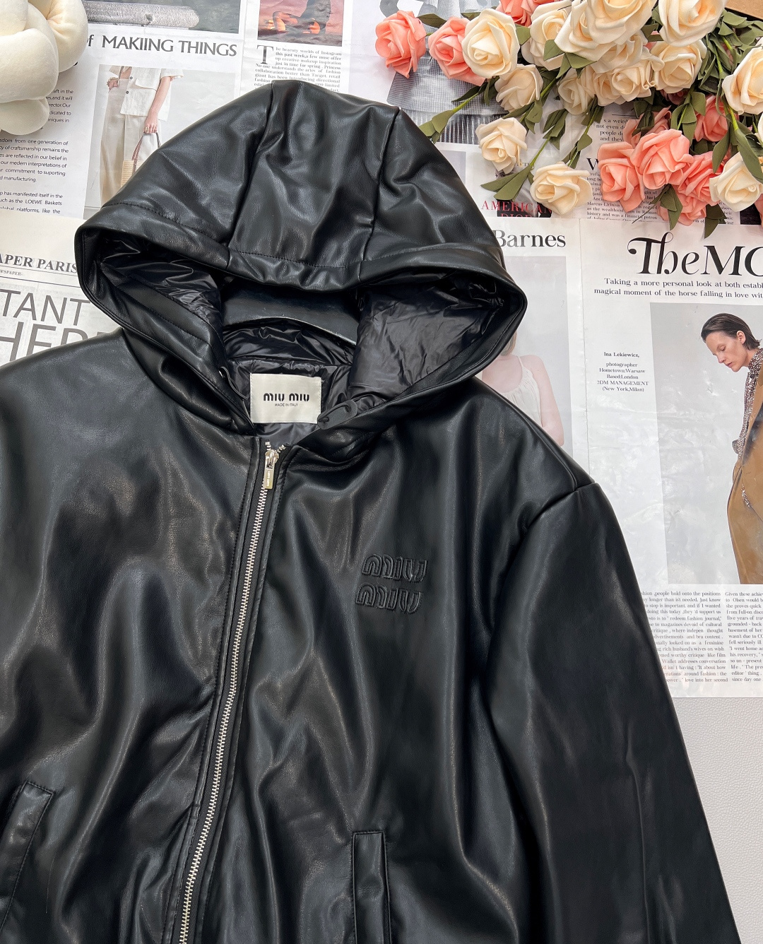 🆕miumiu25SS秋冬新款连帽羽绒服皮衣 采用高品质皮革精心打造，表面呈现出细腻且富有光泽的质感，每