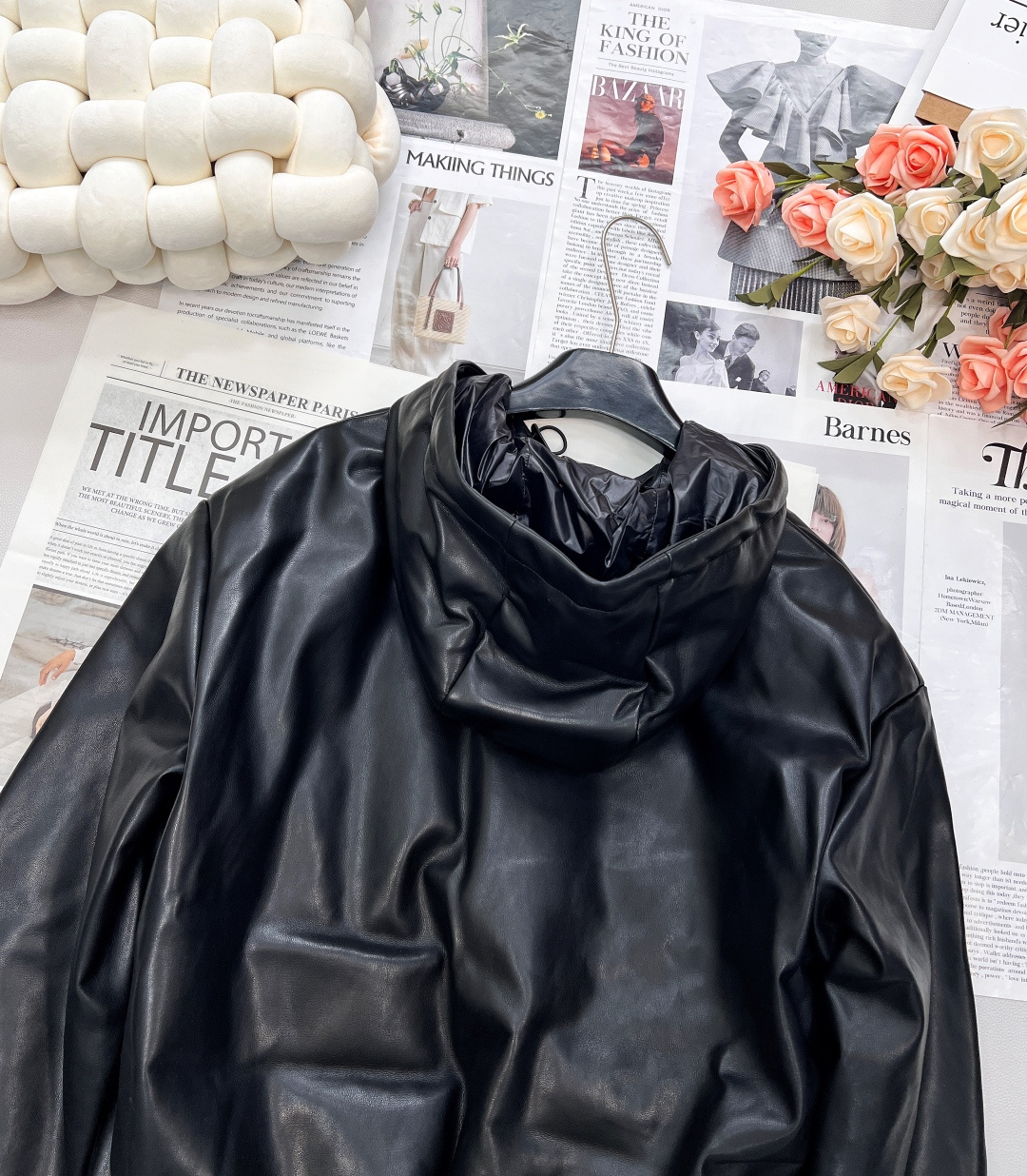 🆕miumiu25SS秋冬新款连帽羽绒服皮衣 采用高品质皮革精心打造，表面呈现出细腻且富有光泽的质感，每