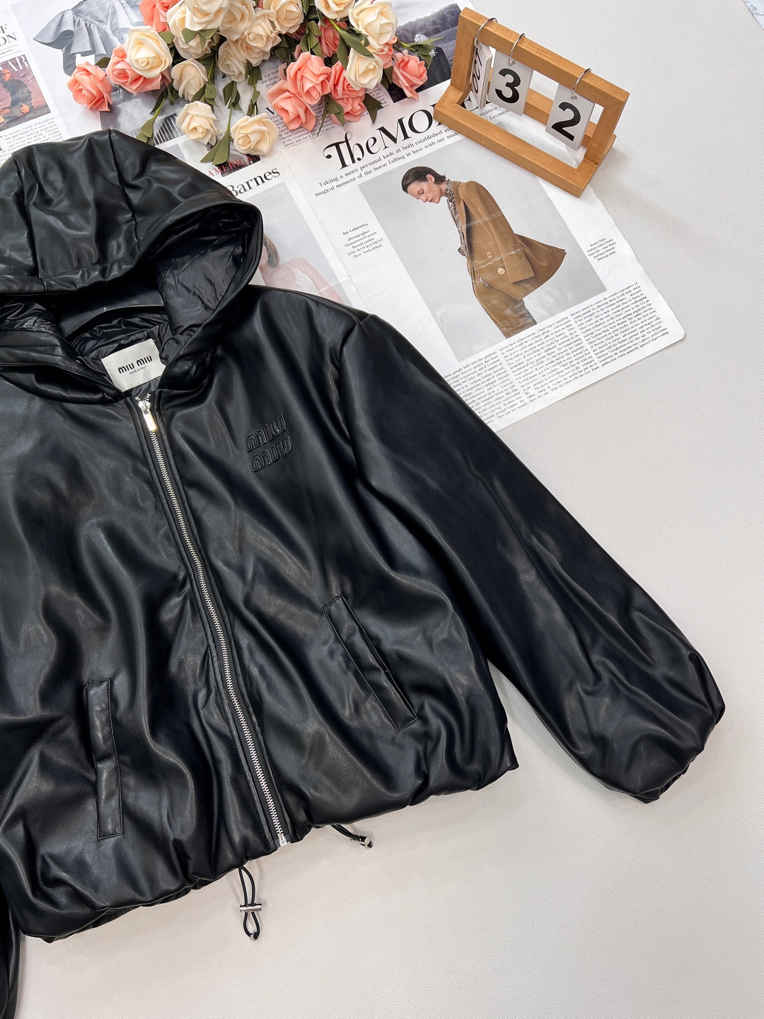 🆕miumiu25SS秋冬新款连帽羽绒服皮衣 采用高品质皮革精心打造，表面呈现出细腻且富有光泽的质感，每