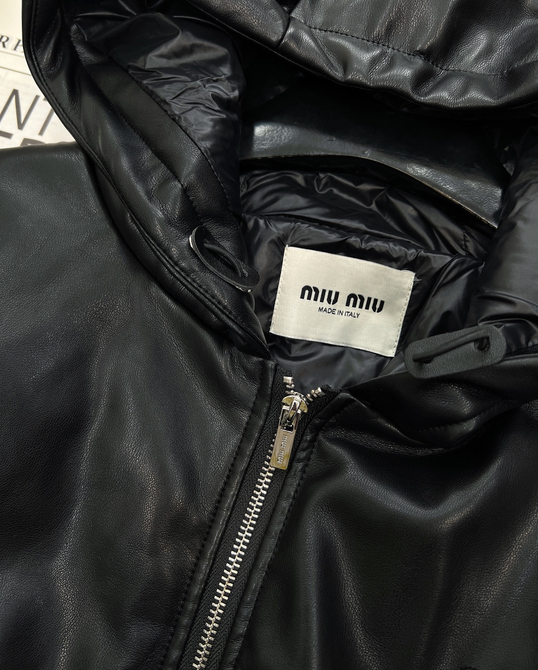 🆕miumiu25SS秋冬新款连帽羽绒服皮衣 采用高品质皮革精心打造，表面呈现出细腻且富有光泽的质感，每