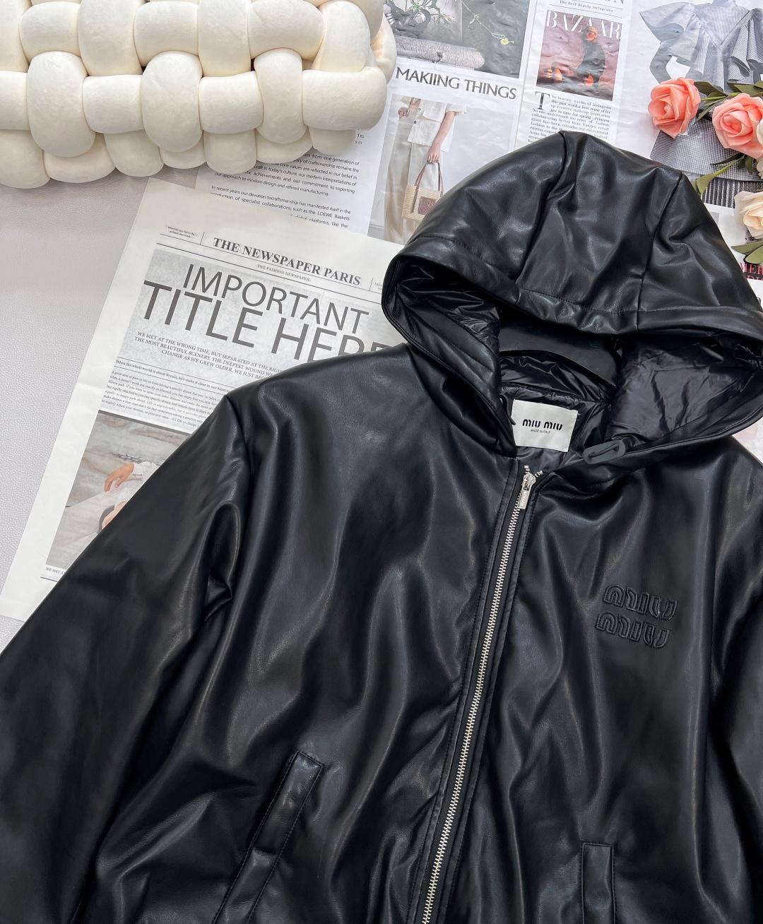 🆕miumiu25SS秋冬新款连帽羽绒服皮衣 采用高品质皮革精心打造，表面呈现出细腻且富有光泽的质感，每