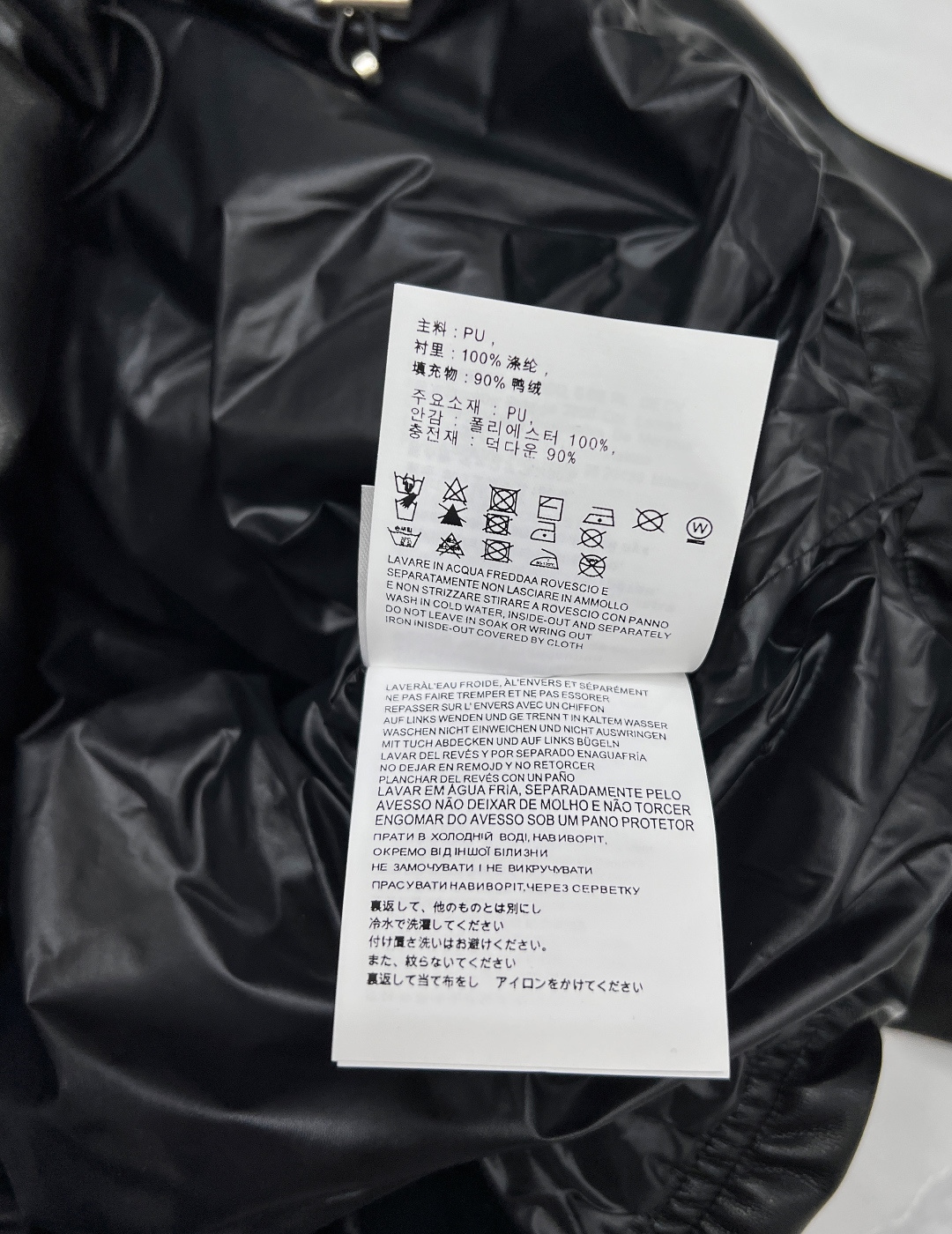 🆕miumiu25SS秋冬新款连帽羽绒服皮衣 采用高品质皮革精心打造，表面呈现出细腻且富有光泽的质感，每