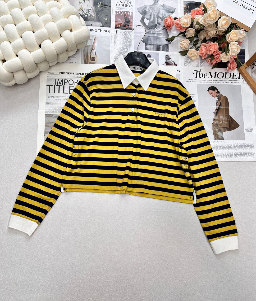 NO:470246,Miumiu25Fw early autumn new mid-color striped short lapel loose version long-sleeved T-shirt | Exclusive yb development!  High-end production!  The matching cotton material is made of cotton, the cuffs and neckline are contrasted in color design, and the classic logo letter pattern on the chest highlights the brand's unique style!  Age-reducing college style outfits are completely easy to grasp!  Complete three standards!  Large-scale size sml code, miumiu,tees,t-shirt,alexander wang19860909Miumiu25Fw早秋新款间色条纹短款翻领宽松版长袖T恤丨独家yb开发！高版出品！对版棉材质,袖口跟领口做撞色设计搭配,胸前经典徽标字母图案点缀,突显品牌独有个性风格！减龄学院风穿搭完全轻松拿捏！三标齐全！大货出 尺码sml 编码,,miumiu,tees，t-shirt,alexander wang,Women's clothing