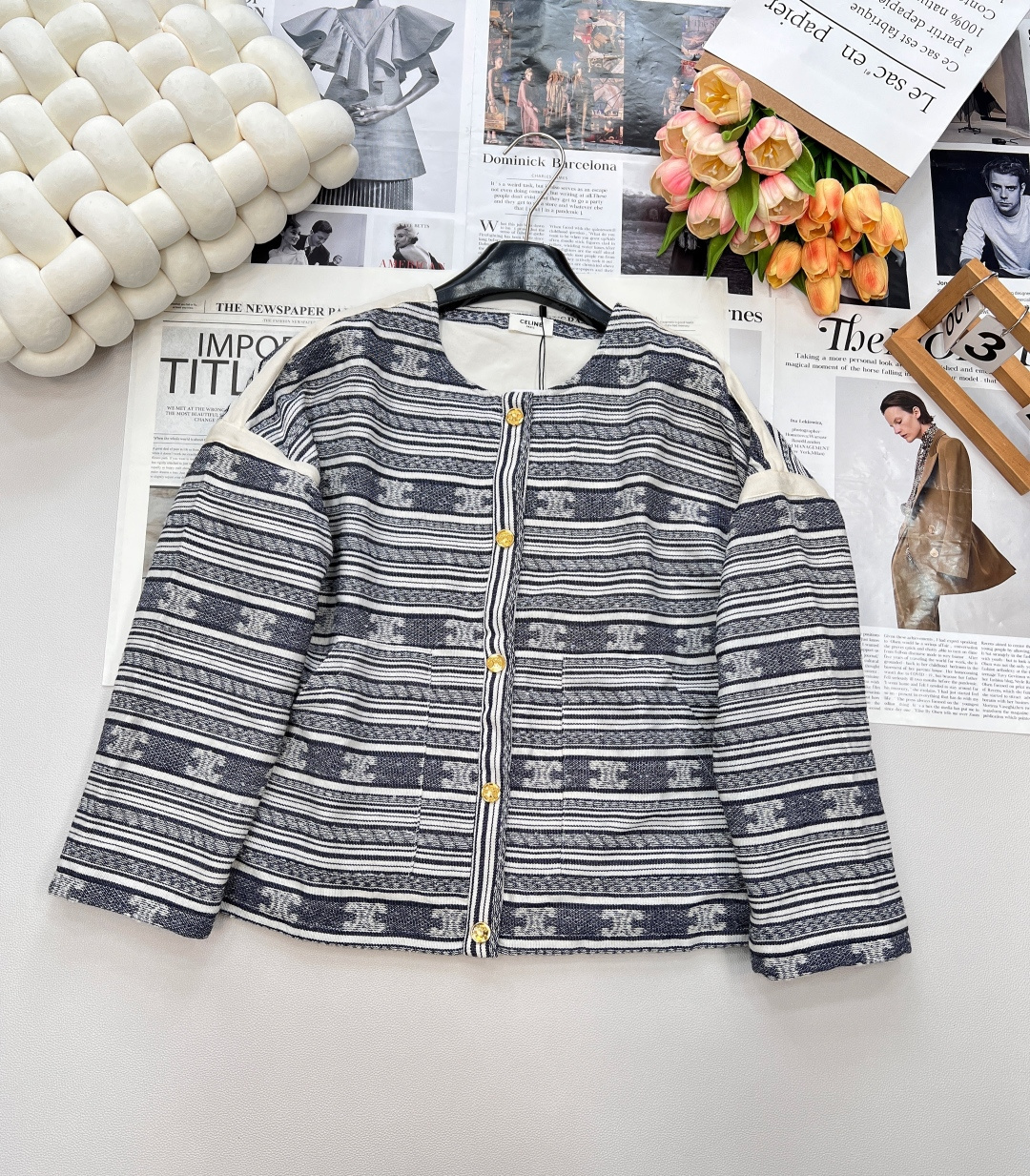 NO:470257,CELINE25SS early autumn new Arc de Triomphe presbyterian embroidery jacket. Arc de Triomphe presbyterian elements, as the brand's iconic symbol, carry a profound brand heritage and fashion genes. On this jacket, the Arc de Triomphe embroidery is presented with exquisite craftsmanship, with fine and even stitches, and each embroidery is lifelike, perfectly integrating classics and modern aesthetics. Whether it is the overall atmospheric feeling when viewed from a distance or the delicate and exquisite feeling when viewed from a close distance, they can stand the scrutiny, making people love the more they look at, showing the characteristics of being durable and high-end. The customized hardware logo buckle,  The unique design fully considers the balance between ergonomics and fashion aesthetics, and can cleverly modify the body. Whether it is a petite figure or a tall figure, you can easily control it. The upper body can feel a full sense of high-end. The texture of the fabric is also outstanding, crisp and stylish, and comfortable. Walking on the street or traveling through social occasions can become the focus of everyone's attention and your confidence is fully displayed. The three standards are complete, and the large-scale products are sized sml coded, celine, jackets & coats, jackets & coats, alexander wang19860909CELINE25SS早秋新款凯旋门老花刺绣夹克外套.凯旋门老花元素,作为品牌标志性的符号,承载着深厚的品牌底蕴与时尚基因.在这款夹克外套上,通体满印的凯旋门刺绣,以精湛的工艺呈现,针脚细密均匀,每一处刺绣都栩栩如生,将经典与现代美学完美融合.无论是远观时的整体大气感,还是近看时的细腻精致感,都经得起推敲,让人越看越爱,尽显耐看高级的特质.订制的五金logo扣, 独特的版型设计,充分考虑了人体工程学与时尚美学的平衡,能够巧妙地修饰身形,无论是娇小身材还是高挑身形,都能轻松驾驭,上身便能感受到满满的高级感.面料的质感也十分出众,挺括有型又不失舒适,穿着它行走在街头或是穿梭于社交场合,都能成为众人目光的焦点,自信风采展露无遗.三标齐全,大货出 尺码sml 编码,,celine,jackets & coats,jackets & coats,alexander wang,Women's clothing