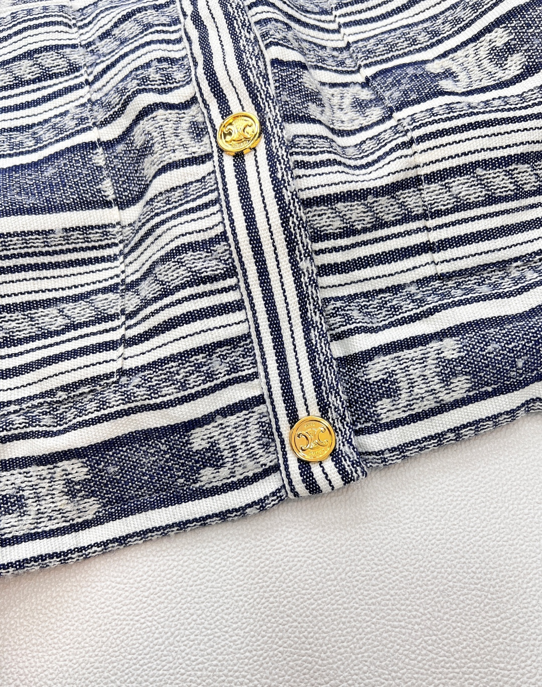 🆕CELINE25SS早秋新款凯旋门老花刺绣夹克外套。凯旋门老花元素，作为品牌标志性的符号，承载着深厚的