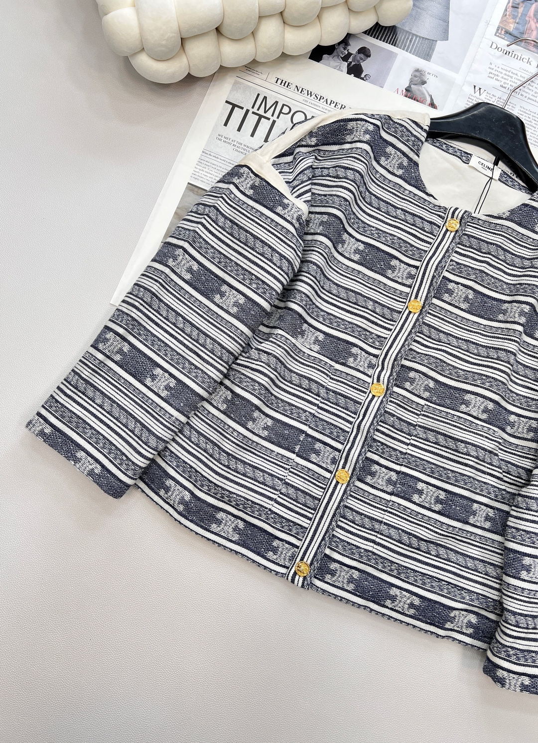 🆕CELINE25SS早秋新款凯旋门老花刺绣夹克外套。凯旋门老花元素，作为品牌标志性的符号，承载着深厚的