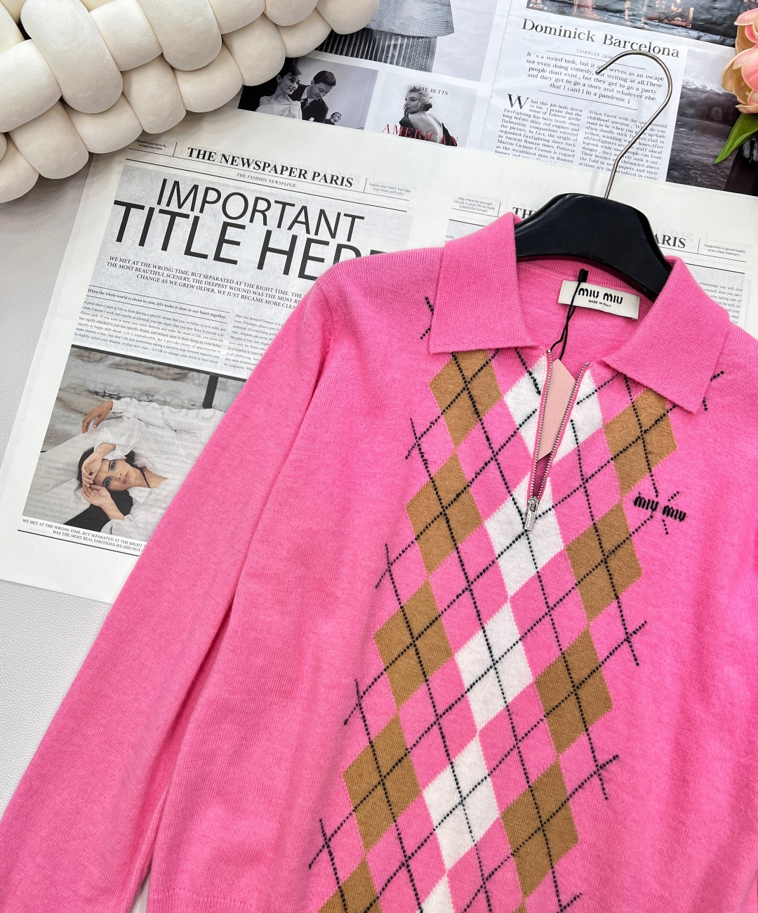 🆕MIU MIU秋冬新款翻领半拉链针织衫，横空缪系翻领半拉链设计，巧妙融合了优雅与随性。翻领的造型，带着
