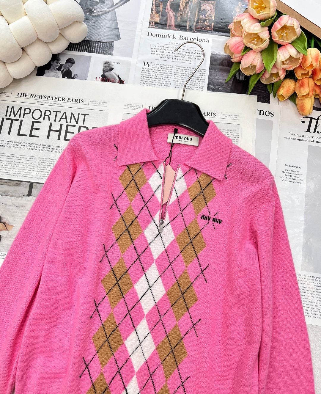 🆕MIU MIU秋冬新款翻领半拉链针织衫，横空缪系翻领半拉链设计，巧妙融合了优雅与随性。翻领的造型，带着