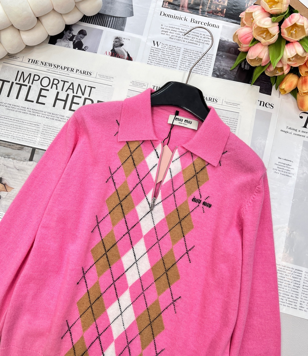 🆕MIU MIU秋冬新款翻领半拉链针织衫，横空缪系翻领半拉链设计，巧妙融合了优雅与随性。翻领的造型，带着