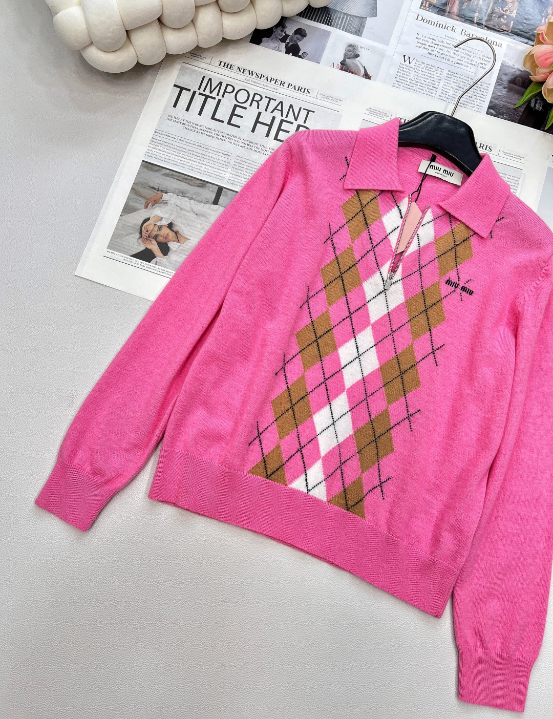 🆕MIU MIU秋冬新款翻领半拉链针织衫，横空缪系翻领半拉链设计，巧妙融合了优雅与随性。翻领的造型，带着