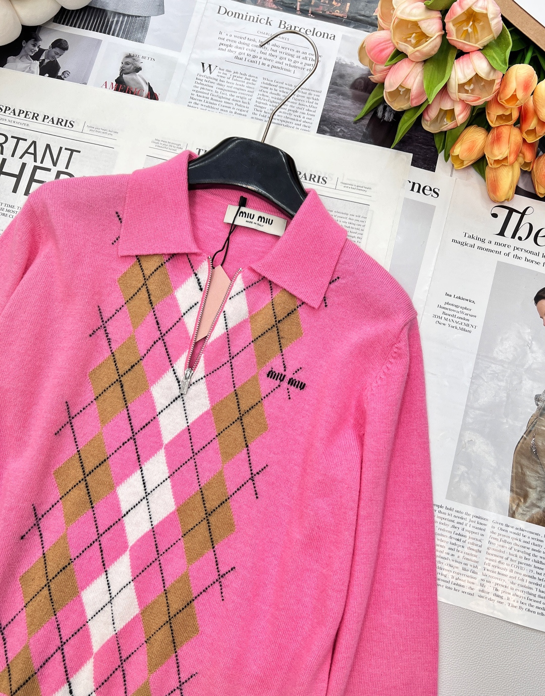 🆕MIU MIU秋冬新款翻领半拉链针织衫，横空缪系翻领半拉链设计，巧妙融合了优雅与随性。翻领的造型，带着