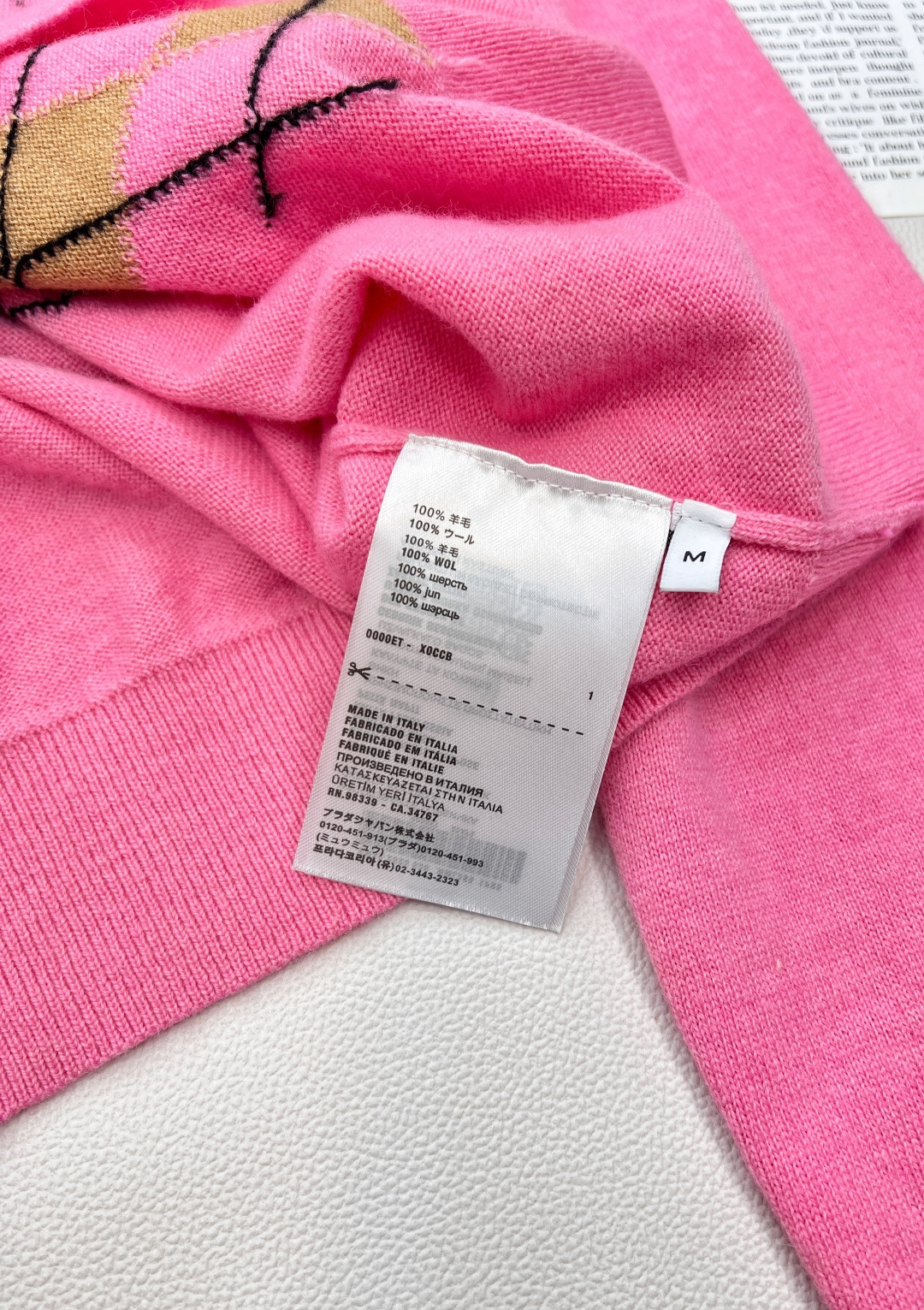 🆕MIU MIU秋冬新款翻领半拉链针织衫，横空缪系翻领半拉链设计，巧妙融合了优雅与随性。翻领的造型，带着