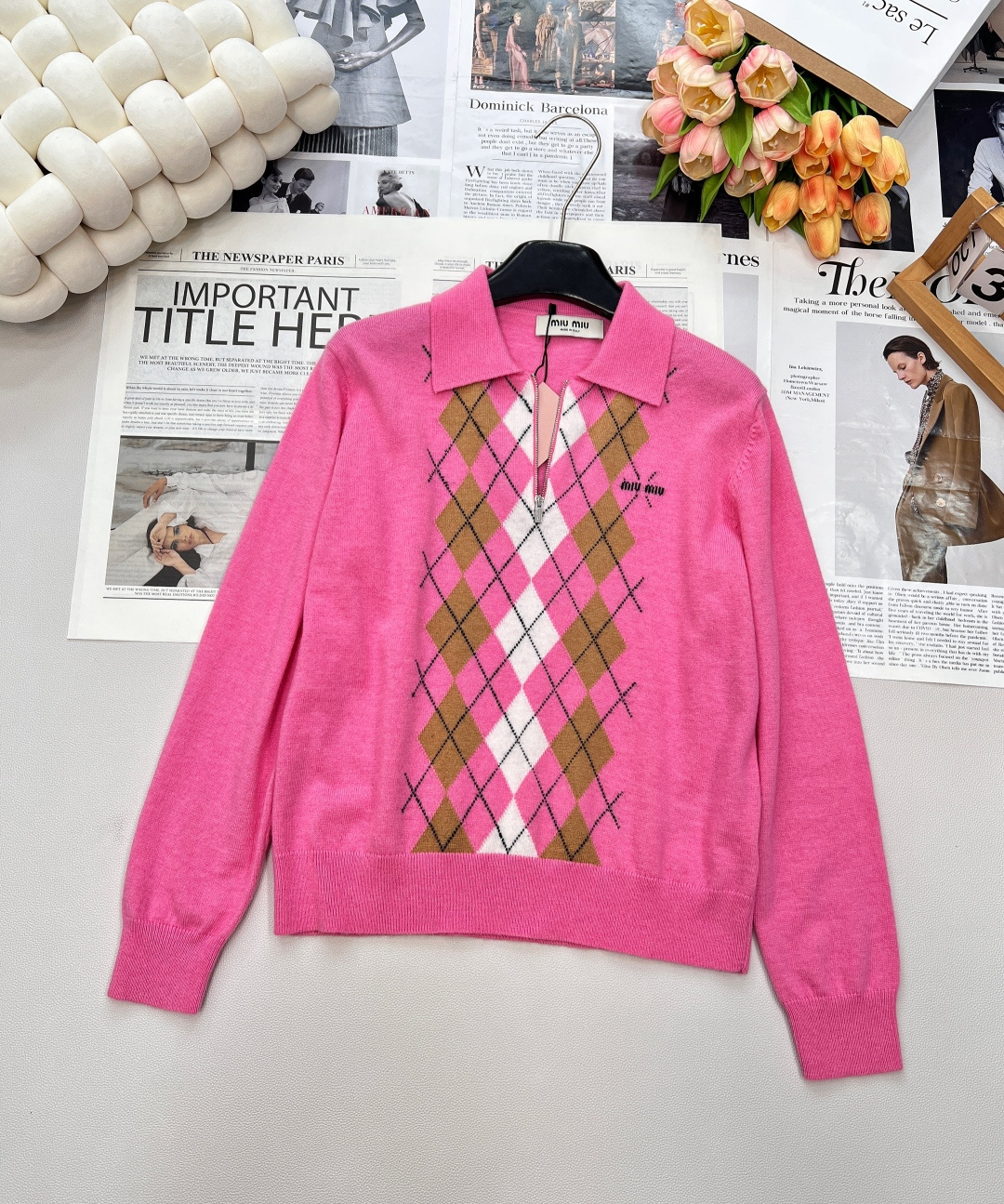 NO:470270,MIU MIU2025 new Autumn and Winter lapel half-zipper sweater, with a cross-air lapel half-zipper design, cleverly blending elegance and casualness. The lapel shape has a retro exquisite feeling, modifying the neck lines, adding a neatness and ease to the overall shape.  ; The semi-zipper design is a bit more casual, and the zipper opening and closing is a free switch between different styles. Paired with classic diamond pattern elements, the retro charm is reinterpreted in the modern fashion context. The regularity of diamond pattern and the softness of knitted complement each other, which has both the playfulness of the academy style and the exquisiteness of high-end fashion. The color is dyed just to present the purest beauty. The pink color of this sweater is carefully matched and saturated just right  .After the upper body, the whitening effect is excellent, which can instantly brighten the skin tone and make the skin look white and transparent; the tenderness is even first-class, as if you are wearing a youth filter for you, easily reducing age. Not only that, the zippered custom logo is exquisite and small but highly recognizable, demonstrating the unique brand charm of Miao Miao. Every detail tells the high quality and high style. A must-have in autumn and winter, warmth and fashion, complete three standards, and large-scale goods  Size sml code, miumiu,alexander wang19860909MIU MIU2025 秋冬新款翻领半拉链针织衫,横空缪系翻领半拉链设计,巧妙融合了优雅与随性.翻领的造型,带着复古的精致感,修饰颈部线条,为整体造型增添了一份利落与干练 ；半拉链的设计,则多了几分随性感,拉链开合之间,是不同风格的自如切换.搭配经典菱格纹元素,复古韵味在现代时尚语境中被重新演绎,菱格的规整与针织的柔软相得益彰,既有着学院风的俏皮,又不失高级时装的精致.颜色定染,只为呈现最纯粹的美.这款针织衫的粉色,经过精心调配,饱和度恰到好处.上身之后,显白效果堪称一绝,能瞬间提亮肤色,让肌肤看起来白皙通透；显嫩功力更是一流,仿佛为你披上一层青春滤镜,轻松减龄.不仅如此,拉链定制logo,精致小巧却又极具辨识度,彰显着缪缪独有的品牌魅力,每一个细节都在诉说着高品质与高格调.秋冬必备,温暖与时尚兼得,三标齐全,大货出 尺码sml 编码,,miumiu,alexander wang,Women's clothing