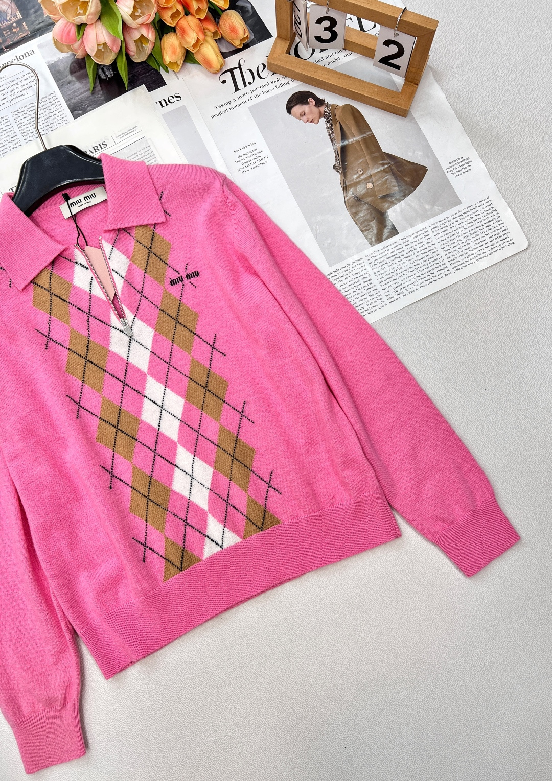 🆕MIU MIU秋冬新款翻领半拉链针织衫，横空缪系翻领半拉链设计，巧妙融合了优雅与随性。翻领的造型，带着