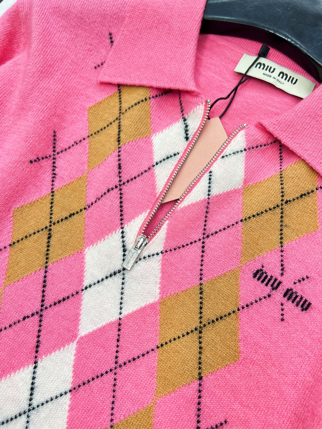 🆕MIU MIU秋冬新款翻领半拉链针织衫，横空缪系翻领半拉链设计，巧妙融合了优雅与随性。翻领的造型，带着