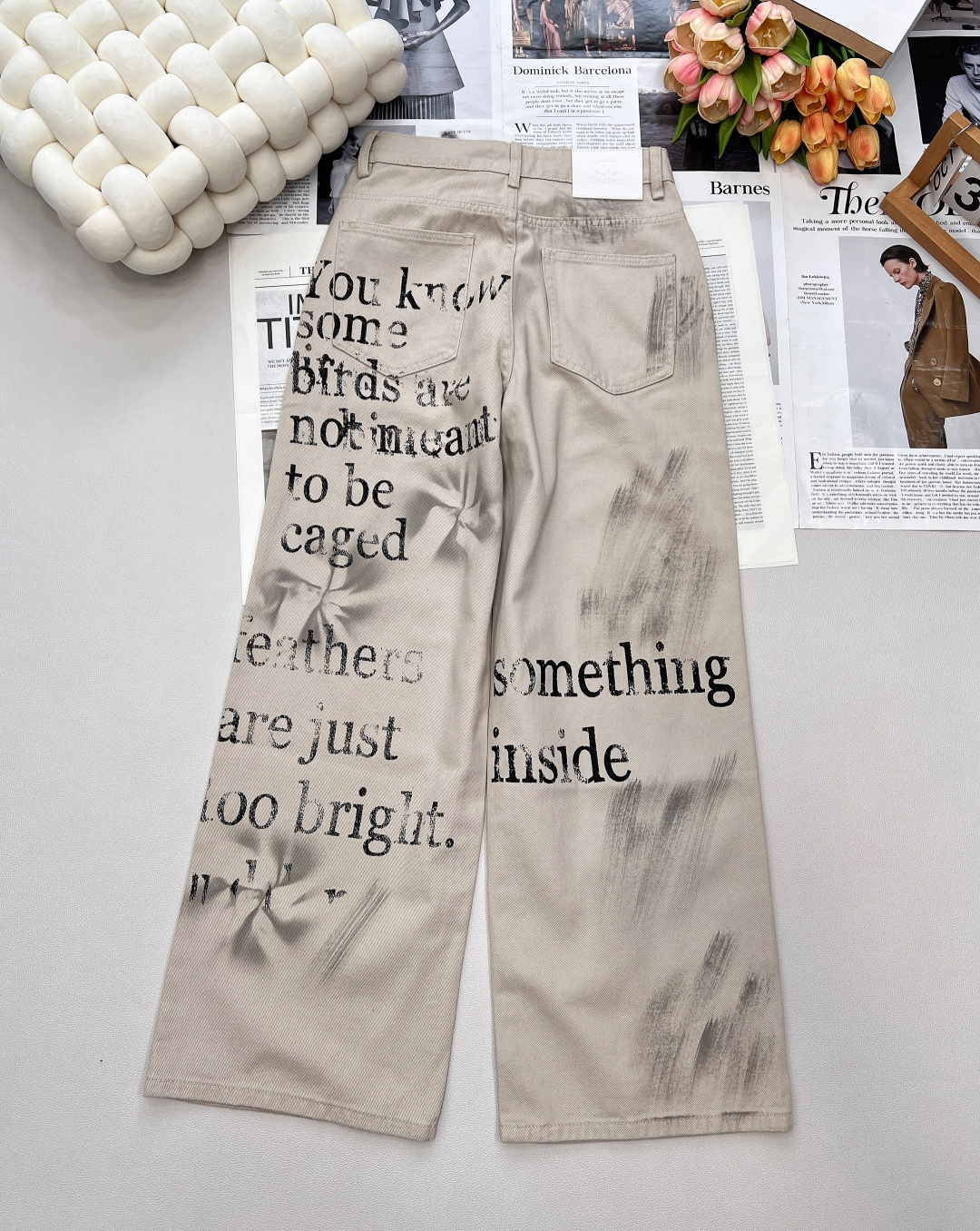 🆕CHANEL25SS小香涂鸦字母直筒裤，进口全棉牛仔材质，面料柔软舒适，涂鸦字母直筒版型设计，定制五金