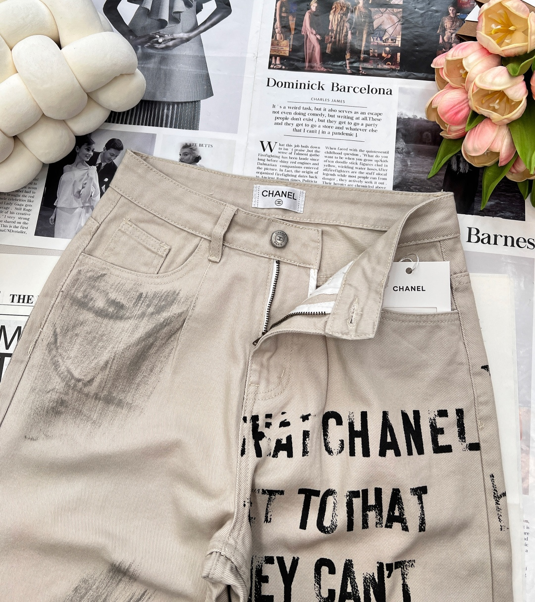 🆕CHANEL25SS小香涂鸦字母直筒裤，进口全棉牛仔材质，面料柔软舒适，涂鸦字母直筒版型设计，定制五金