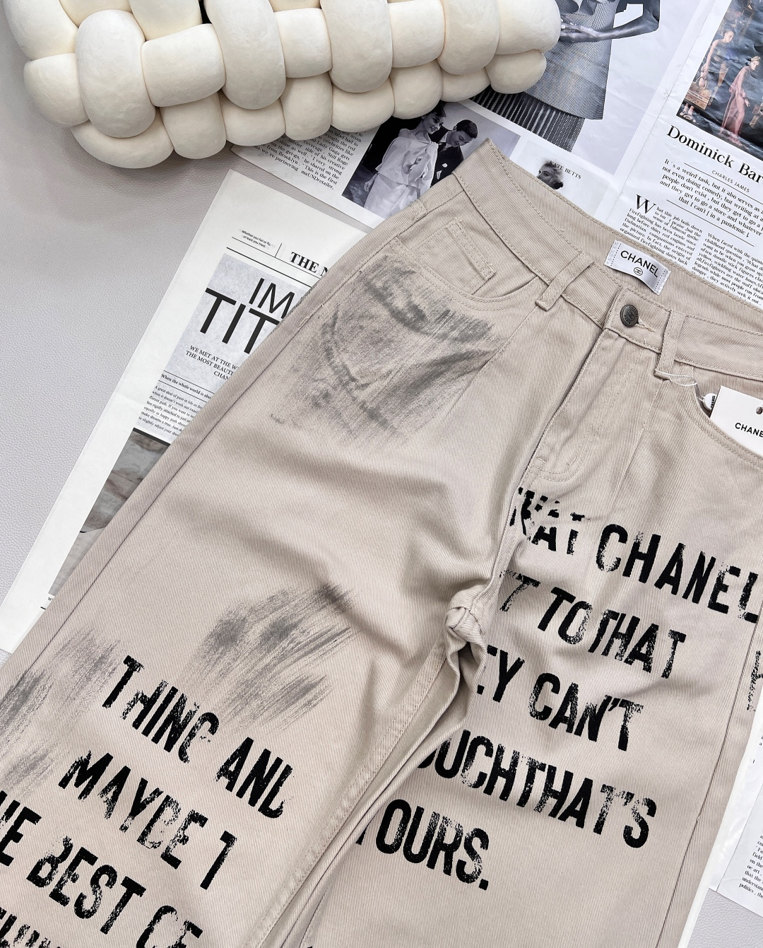 🆕CHANEL25SS小香涂鸦字母直筒裤，进口全棉牛仔材质，面料柔软舒适，涂鸦字母直筒版型设计，定制五金