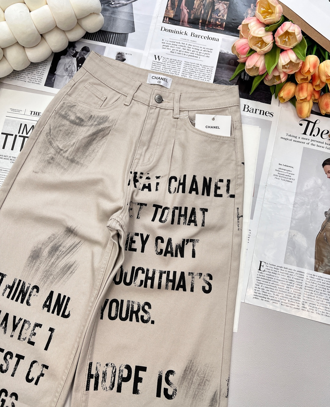 🆕CHANEL25SS小香涂鸦字母直筒裤，进口全棉牛仔材质，面料柔软舒适，涂鸦字母直筒版型设计，定制五金