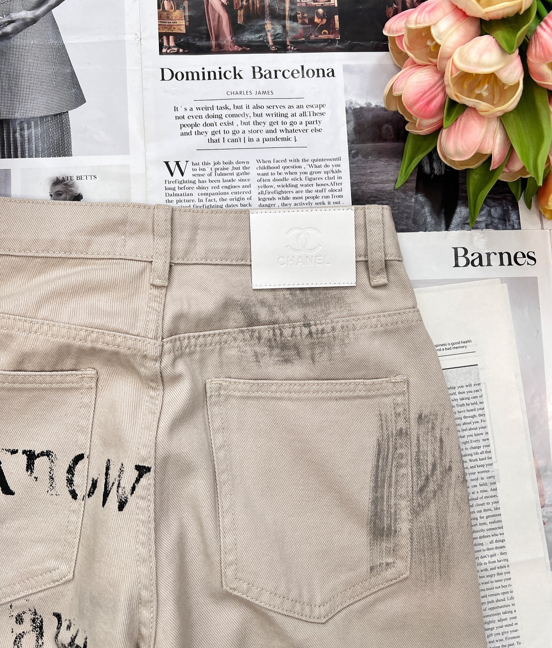 🆕CHANEL25SS小香涂鸦字母直筒裤，进口全棉牛仔材质，面料柔软舒适，涂鸦字母直筒版型设计，定制五金