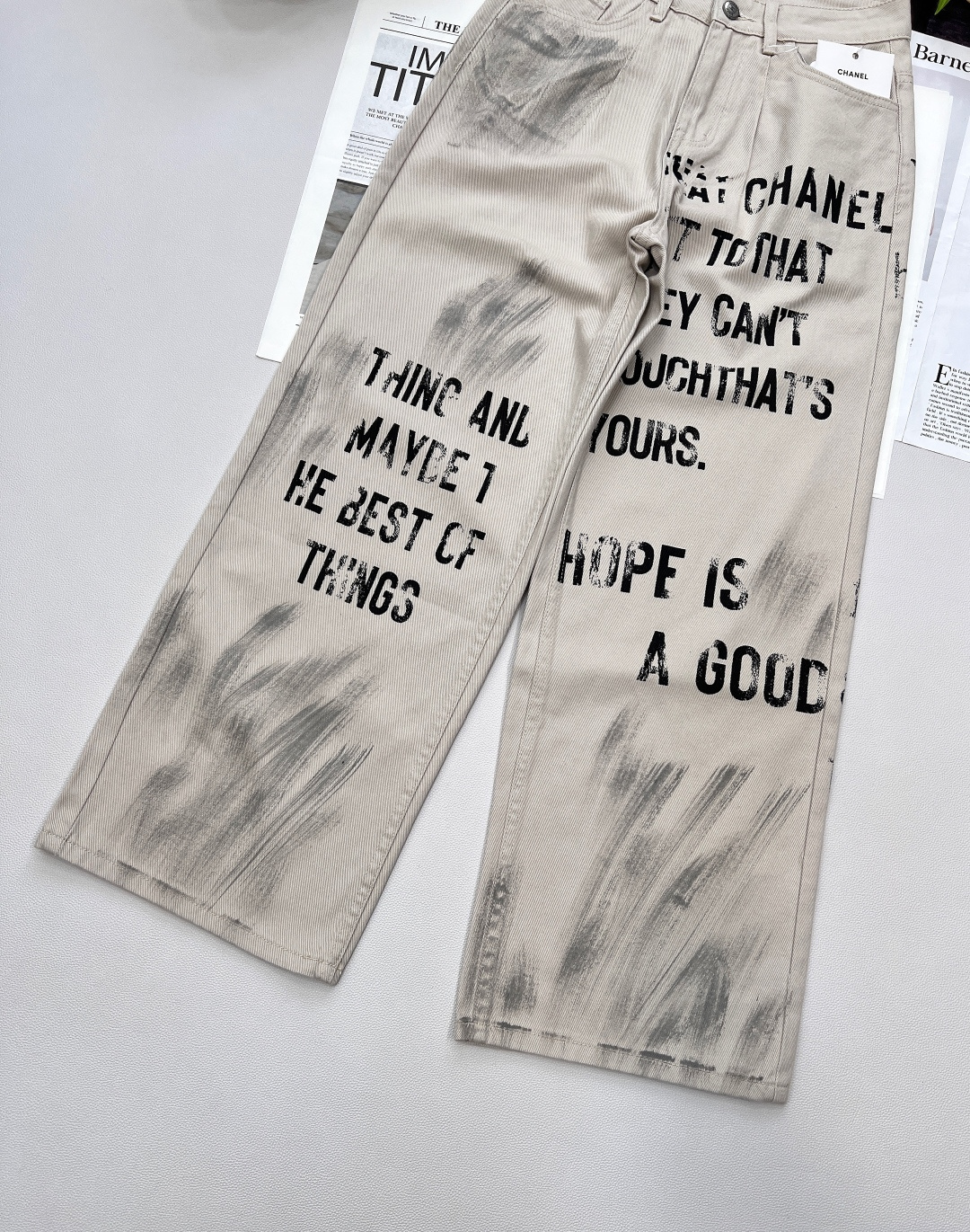 🆕CHANEL25SS小香涂鸦字母直筒裤，进口全棉牛仔材质，面料柔软舒适，涂鸦字母直筒版型设计，定制五金