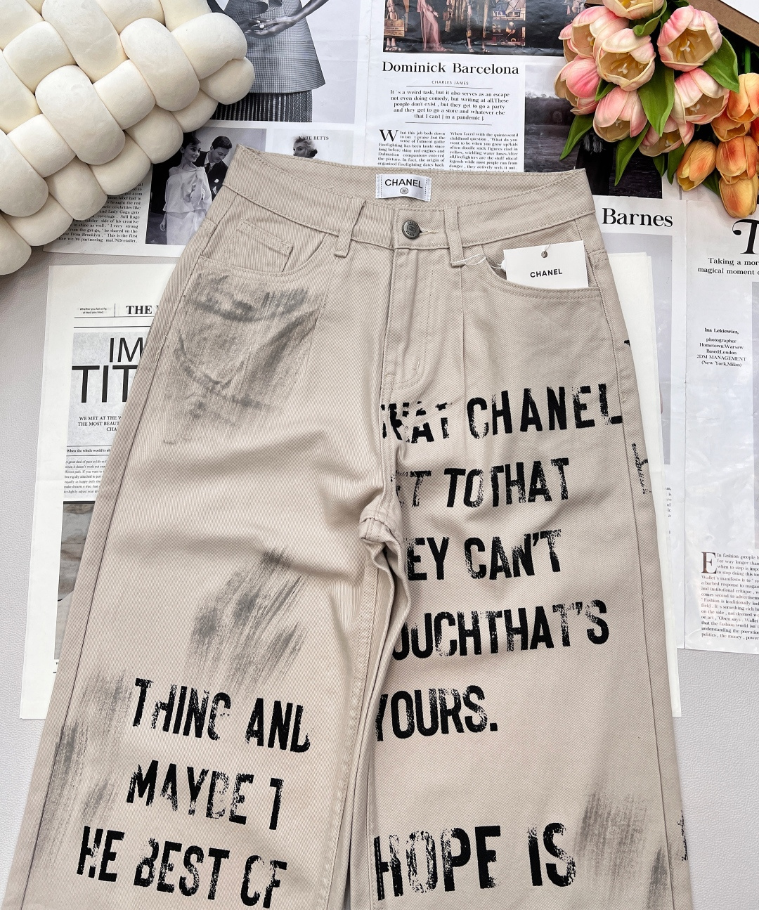 🆕CHANEL25SS小香涂鸦字母直筒裤，进口全棉牛仔材质，面料柔软舒适，涂鸦字母直筒版型设计，定制五金