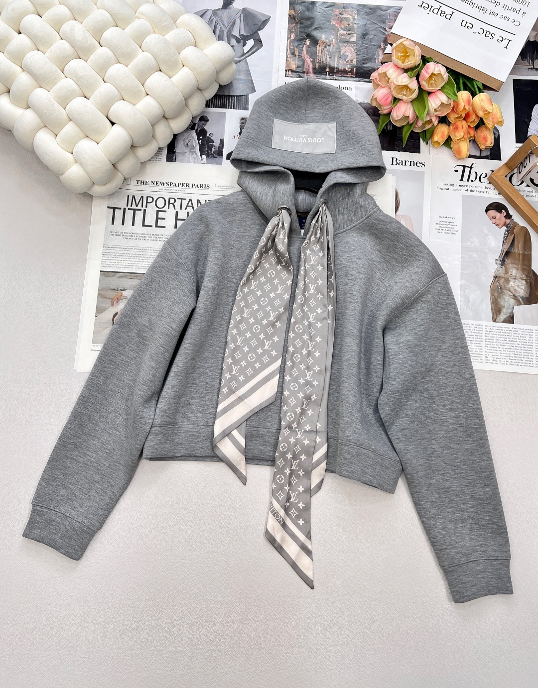 NO:470241,Louis Vuitton25Fw early autumn new MONOGRAM scarf short hooded sweatshirt + scarf skirt suit | Exclusive yb development!  High-end production!  This hoodie meets the iconic elements of the season show, and is cut into a comfortable short style with double-sided knitted style. The neckline structure is similar to Monogram scarf. The scarf is made of silk, and the hood reveals the label!  Recommend a set of matching!  Perfect workmanship quality depends on details, three standards are complete, large-scale products are available SML sweatshirts, louis vuitton, hoodie, sweatshirts, skirts, real silk, hats, alexander wang19860909Louis Vuitton25Fw早秋新款MONOGRAM丝巾短款连帽卫衣+丝巾半裙套装丨独家yb开发！高版出品！本款连帽衫邂逅当季秀场的标志性元素,以双面针织裁出舒适短款版型.领口结构恰似Monogram丝巾,丝巾是真丝材质的,兜帽跃现标签！推荐一套搭配！完美做工品质看细节,三标齐全,大货出 尺码sml 卫衣编,,louis vuitton,hoodie,sweatshirts,skirts,real silk,hats,alexander wang,Women's clothing