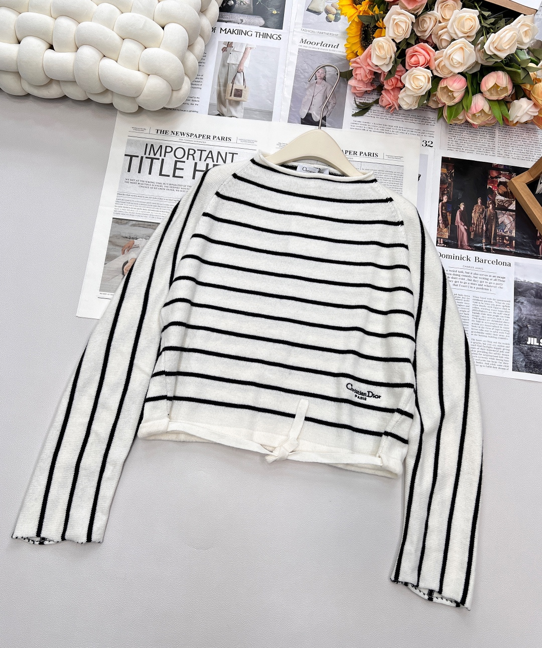 NO:471711,DIOR25SS new one-length hem drawstring knit sweater, with elegance and personality coexistence. The unique one-length design is undoubtedly a highlight of this sweater. It cleverly reveals the exquisite collarbone and charming shoulder lines, adding a sense of sexy and elegance to the wearer, and can easily become the focus whether in formal occasions or casual parties. The detailed design of the hem drawstring gives the sweater more styling possibilities. Tightening the drawstring can outline the graceful waistline and show the soft curve of women; relaxing the drawstring can create a casual and lazy atmosphere, full of fashion. The letters of the clothes  Logo, low-key but without losing personality, the simple design contains Dior's profound brand heritage. It is like a unique fashion logo, inadvertently demonstrating the taste and style of the wearer, allowing you to stand out from the crowd and become a leader in fashion trends. It uses 70 wool + 30 cashmere fabric ratio to perfectly blend the wool's crispness and cashmere softness. Wool gives you good warmth and warmth. In the cold autumn and winter seasons, it will resist you from the bitter cold wind and bring considerate warm protection; cashmere has its delicate and soft touch, making the skin feel as comfortable as immersed in the clouds, and there will be no tickness when worn in close body, giving you the ultimate wearing experience. Three standards are complete, large-scale size sml, dior, dior, sweaters, alexander wang19860909DIOR25SS新款一字领下摆抽绳针织毛衣,优雅与个性并存,独特的一字领设计,无疑是这件毛衣的一大亮点.它巧妙地露出精致的锁骨与迷人的肩线,为穿着者增添了一份性感与优雅,无论是在正式的场合,还是休闲的聚会中,都能轻松成为焦点.下摆抽绳的细节设计,则赋予了毛衣更多的造型可能性,收紧抽绳,能勾勒出曼妙的腰线,展现出女性的柔美曲线；放松抽绳,又能营造出随性慵懒的氛围感,时尚感十足.衣身的字母 logo,低调而又不失个性,简洁的设计却蕴含着迪奥深厚的品牌底蕴.它如同一个独特的时尚标识,不经意间彰显着穿着者的品味与格调,让你在人群中脱颖而出,成为时尚潮流的引领者.采用 70羊毛 + 30羊绒的面料配比,将羊毛的挺括与羊绒的柔软完美融合.羊毛赋予了毛衣良好的保暖性能,在寒冷的秋冬季节,为你抵御凛冽寒风,带来贴心的温暖守护；羊绒则以其细腻柔软的触感,让肌肤仿佛沉浸在云端般舒适,贴身穿也不会有丝毫的扎感,给你极致的穿着体验.三标齐全,大货出 尺码sml 编,,dior,dior,sweaters,alexander wang,Women's clothing