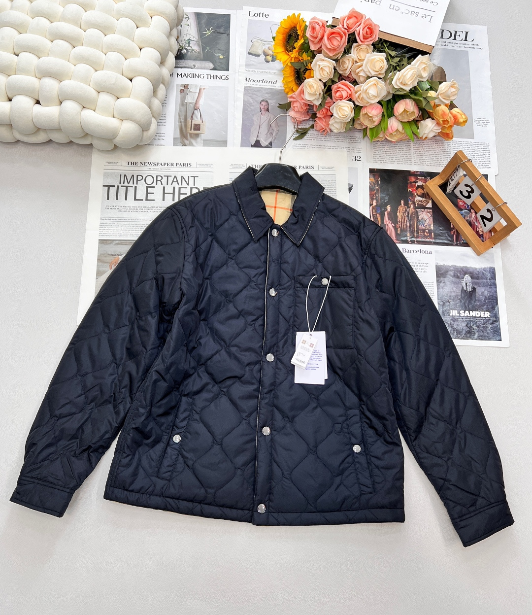 NO:471721,BUEBERRY Vintage plaid cotton jacket with double sided Vintage plaid cotton jacket, double sided Vintage retro fashion, never fades, black side uses polyester fabric waterproof and windproof!  A style that can be worn by both men and women!  The upper body is thin and warm, and various styles are switched at will. This jacket is the kind of matching that will make you stand out among the crowd. When the weather is a little colder, it can also be used as an inner wear for the jacket. It is both warm and can increase the layering of the outfit, the better the series!  !  !  The retro and classic jacket and cotton jacket are worn for 10 years and are out of date. One side is retro and classic, and the other side is black high street style!  It is no exaggeration to say that the two styles are fusion, and the various looks are switched at will. This jacket is the kind of matching that will make you stand out among the crowd. When the weather is a little colder, it can also be used as an inner wear for the jacket, which is both warm and increases the layering of the outfit. The more you look at the series, the better it looks!  !  !  The checked design has a bit of a retro flavor!  There is a magic that you must buy on the upper body!  The fabric adopts 37.5 temperature control technology to accelerate evaporation and improve breathability to prevent overheating or overcooling. The fabric has certain waterproof and snowproof functions. The inner ultrasonic cotton filling process is particularly soft after washing, and it is also very resistant to washing and wear. It keeps warm and can last longer!  The same style for men and women!  Size sml encoding,,jackets & coats,jackets & coats,alexander wang19860909BUEBERRY 双面穿Vintage 格纹棉服外套 复古菱格格纹夹棉,双面穿格纹复古的时髦 ,永远都不褪流行,黑色一面的采用聚酯纤维面料防水防风！男女都可以穿的版型！ 上身轻薄温暖,各种风格随意切换,这件夹克属于那种搭配好了就会让你在人群中脱颖而出,天气冷一点的时候还可以作为外套的内搭,既保暖又能增加穿搭的层次感越看越好看系列！！！ 夹克棉服复古经典穿10年都不过时,一面复古经典,一面黑色高街风！两种风格融合不夸张的说,各种look随意切换,这件夹克属于那种搭配好了就会让你在人群中脱颖而出,天气冷一点的时候还可以作为外套的内搭,既保暖又能增加穿搭的层次感,越看越好看系列！！！格纹的设计有点复古的味道！上身就有种一定要买的魔力！ 面料采用 37.5 温控技术加速蒸发并提升透气性防止过热或过冷穿着体验面料具有一定的防水防雪功能,内里超声波充棉工艺 即使水洗后特别柔软、也很耐洗耐磨 保暖的同时更能经久耐穿！男女同款！ 尺码sml 编码,,jackets & coats,jackets & coats,alexander wang,Women's clothing