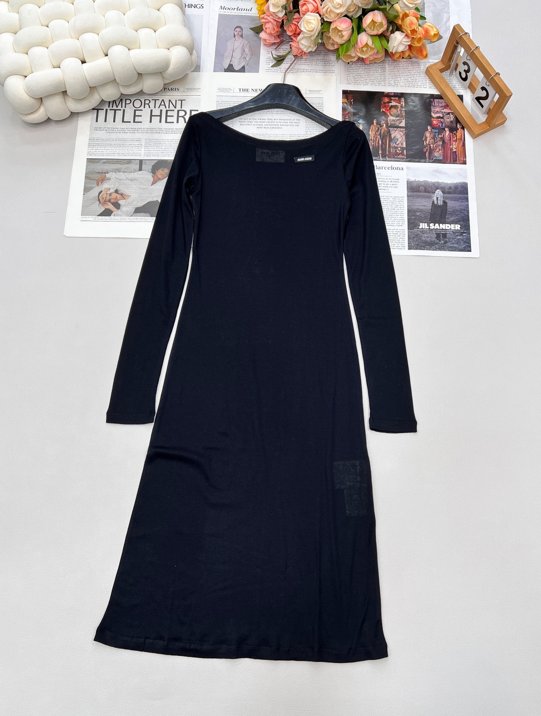 NO:471728,MIUMIU letter logo one-shoulder thin dress, minimalist and elegant, lazy and high-end. Classic one-shoulder tailoring, revealing charming collarbone lines, letter logo embellishment, low-key and recognizable. Customized YB twill cotton material, comfortable texture, elastic and easy to wear Light and thin fabric, breathable and smooth, spring and summer outfit is not stuffy, casual and exquisite. The iconic letter logo decoration on the chest adds a sense of luxury One-shoulder design Fashion and hot All-shoulder thin material Summer sun protection effect First-class One-tress and two-wear You can create a off-shoulder collar or strapless look~ Long-sleeved design sun protection plus points, lazy style is casual and high-end. Wear it, whether you are walking by the sea or wandering around the city, you can become the focus. Three standards are complete, and large-scale products are available SML  coding, miumiu, skirts, alexander wang19860909MIUMIU 字母徽标一字肩薄款连衣裙, 极简优雅,慵懒高级感 经典一字肩剪裁,展露迷人锁骨线条,字母徽标点缀,低调不失辨识度.  定制YB斜纹全棉材质 质感舒适 弹力好穿 轻盈薄款面料,透气柔滑,春夏穿搭不闷热,随性又精致.  胸前标志性字母徽标装饰 增添奢华感 一字肩设计 穿搭时尚热辣 全棉轻薄材质 夏天防晒效果一流 一衣两穿 可打造露肩领或抹胸造型～ 长袖设计防晒又加分,慵懒的风格随性又高级,穿上它,无论是海边漫步还是城市闲逛,都能让你成为焦点,三标齐全,大货出 尺码sml 编码,,miumiu,skirts,alexander wang,Women's clothing