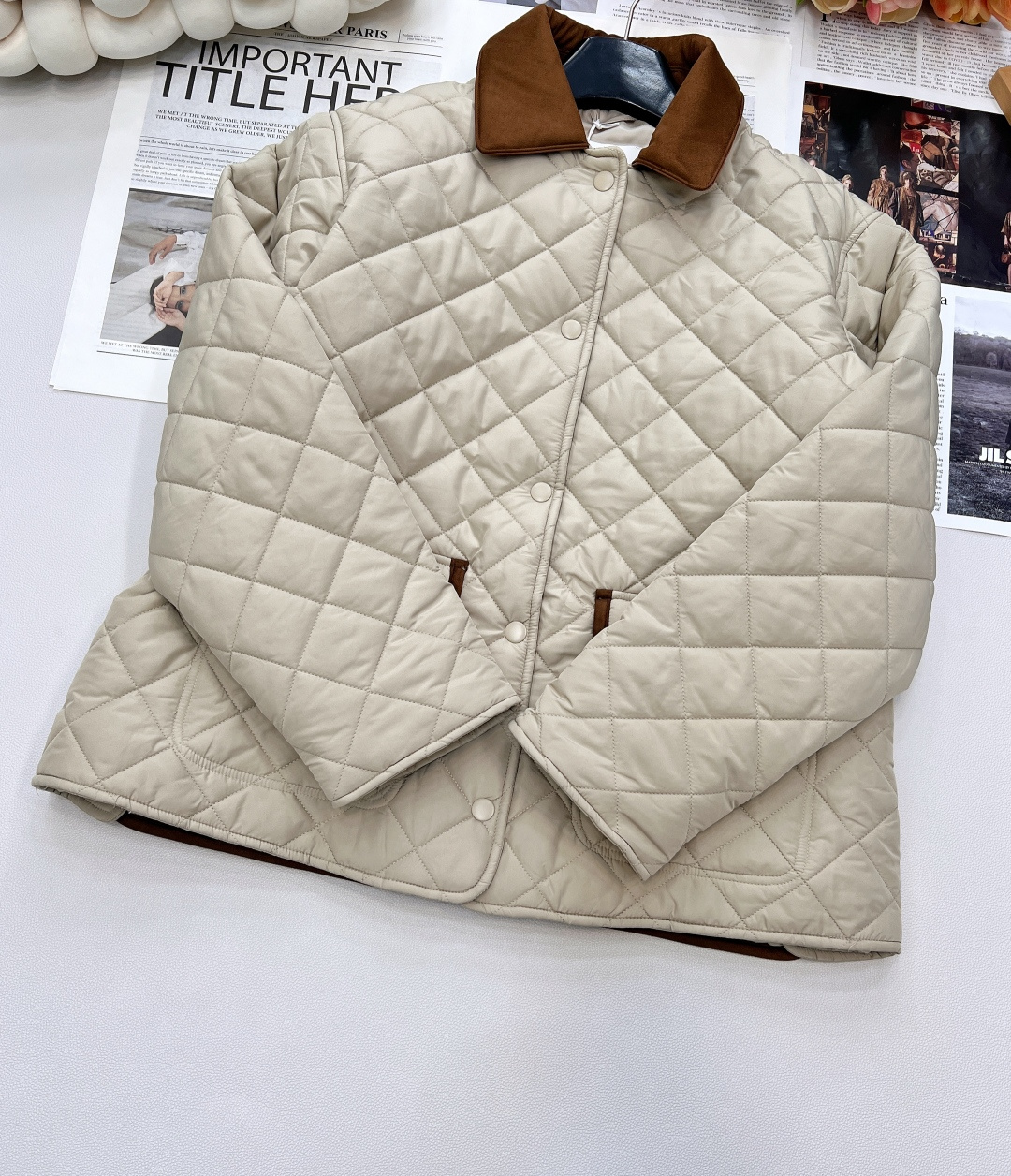 🆕MIU MIU早秋新款薄棉菱格短外套夹克，🌿 沉稳而不失格调的军绿色调，自带复古氛围，能轻松融入多种穿