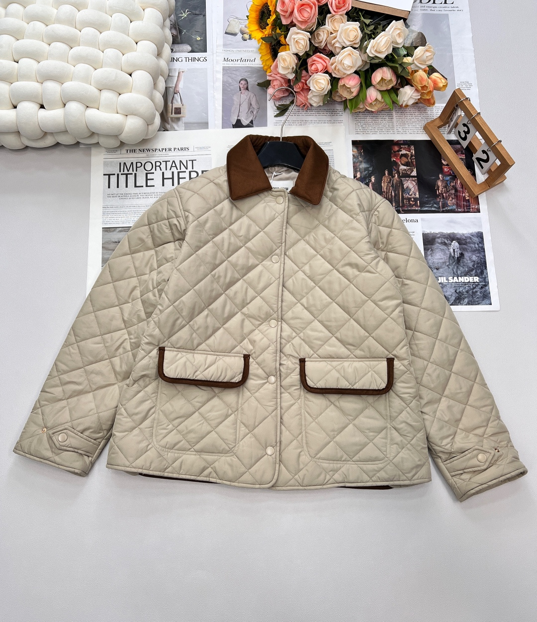 NO:471706,MIU MIU's new thin cotton diamond-shaped short jacket jacket with a calm but stylish military green tone, with a retro atmosphere, which can easily integrate into a variety of styles. The selected thin cotton fabric not only gives the jacket a light feeling of wearing, but also brings just the right warmth in the cool season, breaking away from the heavy constraints of winter, and showing a lively posture.  The iconic diamond quilting craftsmanship has neat and smooth lines. Each grid seems to be engraved with the brand's ingenuity, giving the jacket three-dimensional and layered sense. The soft suede lapels add a bit of elegance and luxury with delicate texture and warm tones, setting off the softness of the neck lines. The two large pockets on the front closure are bordered by suede in the same color at the edges, which are not only practical, but also become the visual focus, enriching the details of the overall shape. The button design at the cuffs is exquisite and compact, and can adjust the elasticity and tightness as you like, both practical and decorative. Whether you are walking on the bustling streets or going to fashion parties, this diamond velvet cotton short jacket can make you the focus of everyone's attention and release your unique fashion charm. The three standards are complete, and the large-scale size sml is sml, miumiu, jackets & coats, jackets &  coats, chamois leather, alexander wang19860909MIU MIU早秋新款薄棉菱格短外套夹克, 沉稳而不失格调的军绿色调,自带复古氛围,能轻松融入多种穿搭风格.精选的薄棉面料,既赋予外套轻盈的穿着感,又能在微凉的时节带来恰到好处的温暖,摆脱冬日厚重束缚,尽情展现灵动身姿.  标志性的菱格绗缝工艺,线条利落流畅,每一格都仿佛镌刻着品牌的匠心独运,赋予外套立体感与层次感.柔软的麂皮翻领,以细腻的质感与温暖的色调,增添了几分优雅与奢华,衬托出颈部线条的柔美.前襟的两个大口袋,边缘以同色系麂皮镶边,不仅实用,更成为视觉焦点,丰富了整体造型的细节.袖口处的纽扣设计,精致小巧,可随心调节松紧,兼具实用性与装饰性. 无论是漫步在繁华街头,还是出入时尚派对,这件菱格薄棉短外套夹克,都能让你成为众人瞩目的焦点,释放独特的时尚魅力.三标齐全,大货出 尺码sml 编,,miumiu,jackets & coats,jackets & coats,chamois leather,alexander wang,Women's clothing