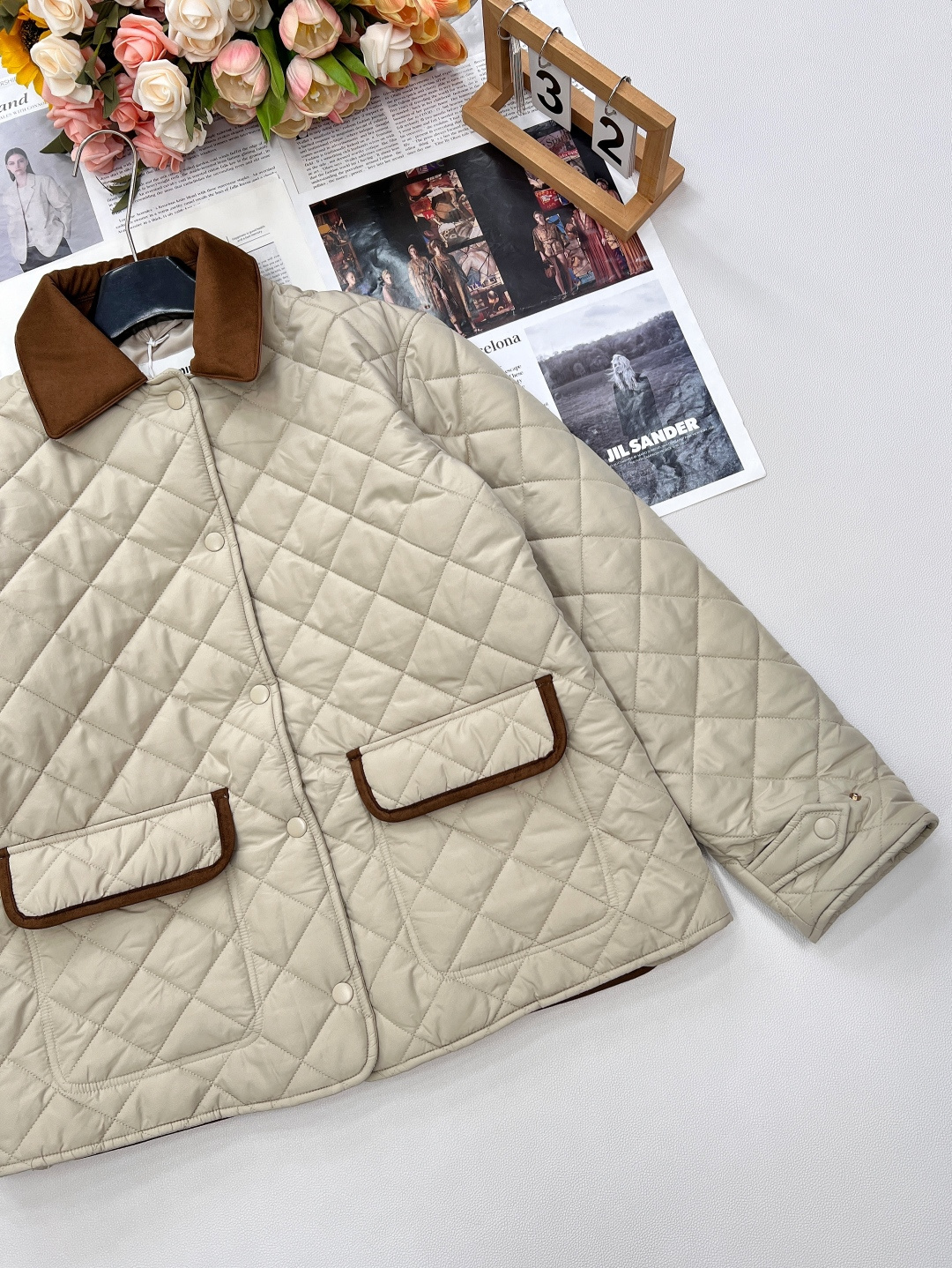 🆕MIU MIU早秋新款薄棉菱格短外套夹克，🌿 沉稳而不失格调的军绿色调，自带复古氛围，能轻松融入多种穿